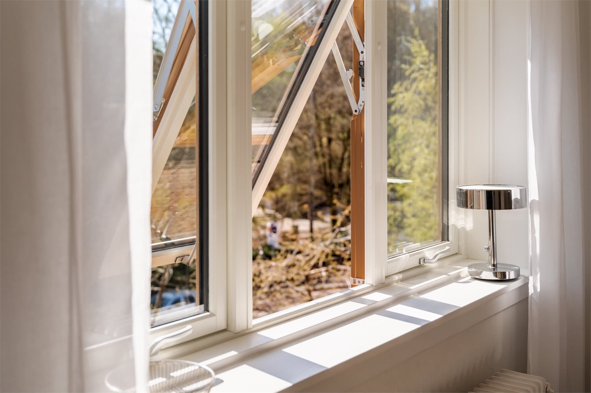Vinduene er fra 2025 og har 3-lags isolerglass som isolerer godt og reduserer energitap.