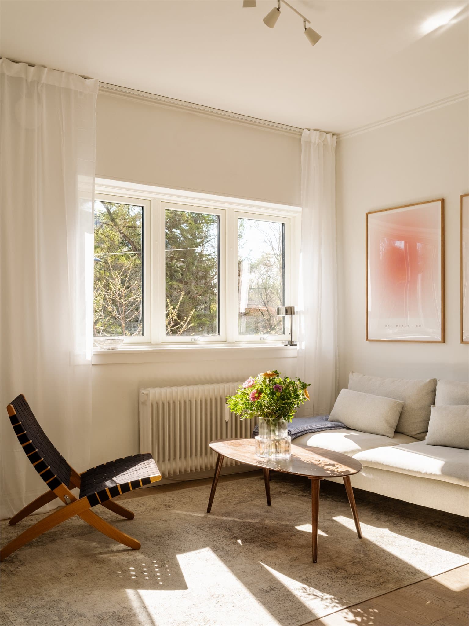 Oppvarming via radiatorer er inkludert i fellesutgifter, noe som gir en jevn og behagelig temperatur, samt lavere strømutgifter.