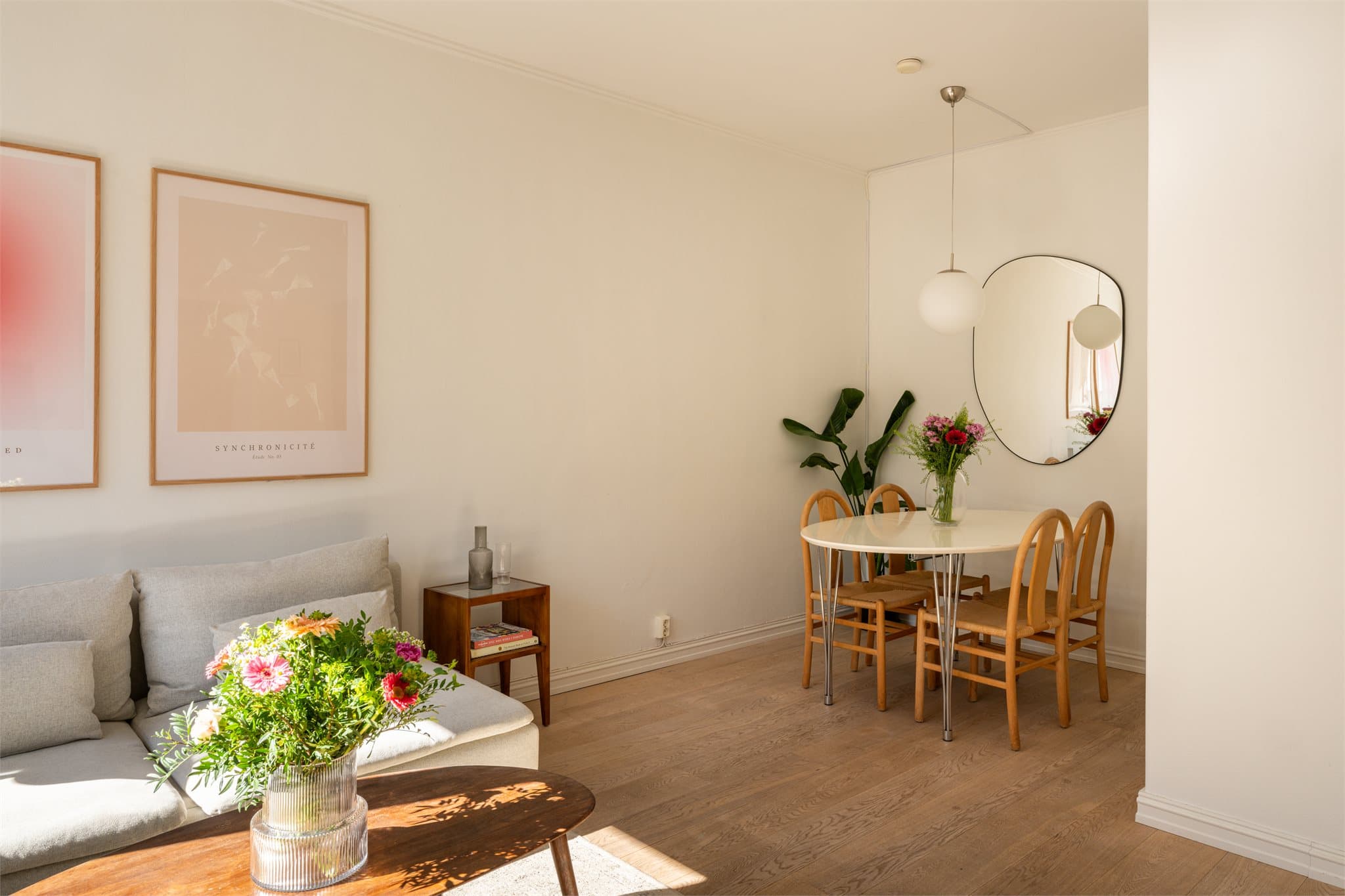 Den store stuen har eget inntrukket hjørne med god plass til langbord for hyggelige middagsselskaper.