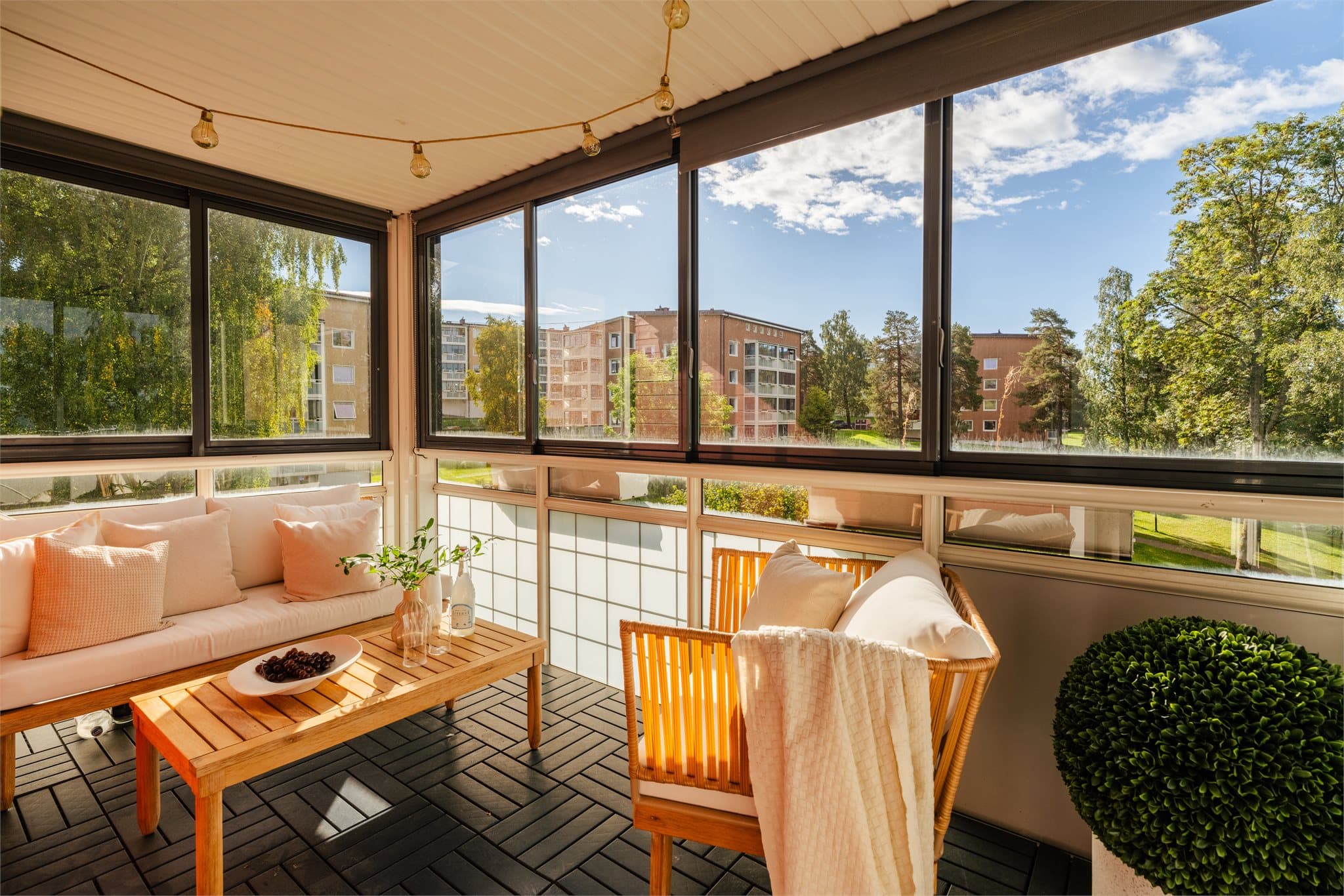 Leiligheten har en innglasset balkong på ca. 7 m² med utsikt Oslofjorden og grønne omgivelser.