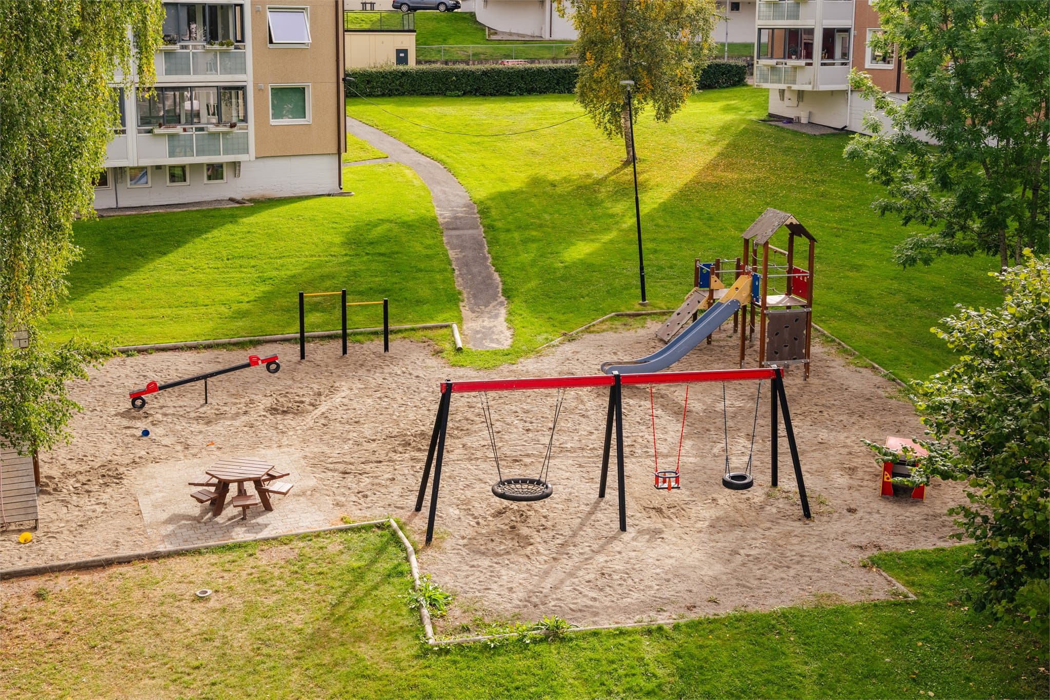 Borettslaget har hyggelige, grønne fellesområder med plen, trær og sittegrupper. Lekeplasser og fotballbane gir gode muligheter for lek og aktivitet rett utenfor døren.