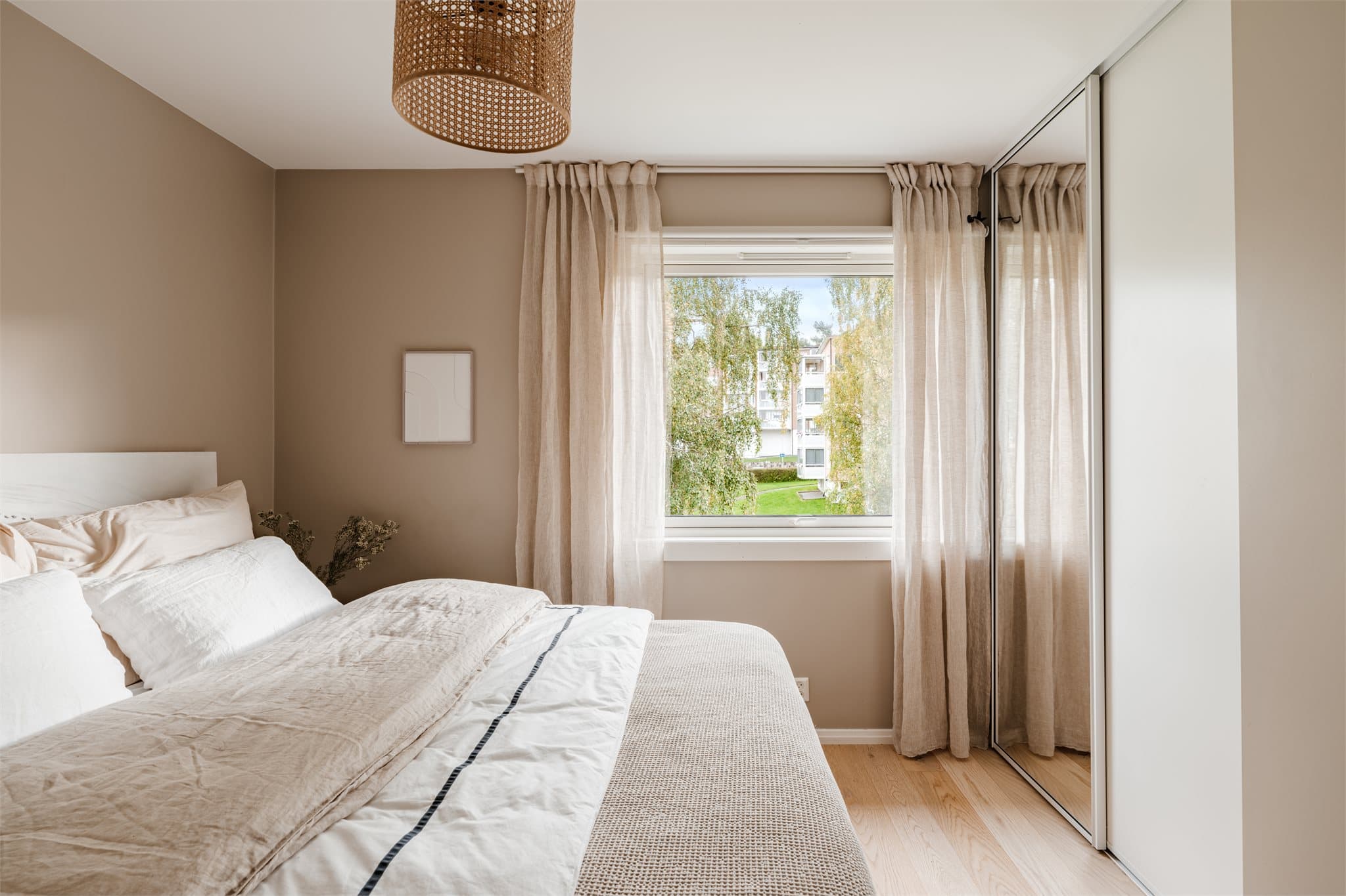 Rommets størrelse gir plass til dobbeltseng og nattbord. I tillegg er det skyvedørsgarderobe som gir oppbevaringsmuligheter.