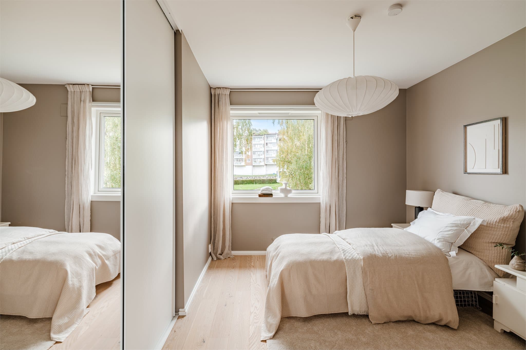 Skyvedørsgarderoben sørger for ekstra mulighet for oppbevaring.
