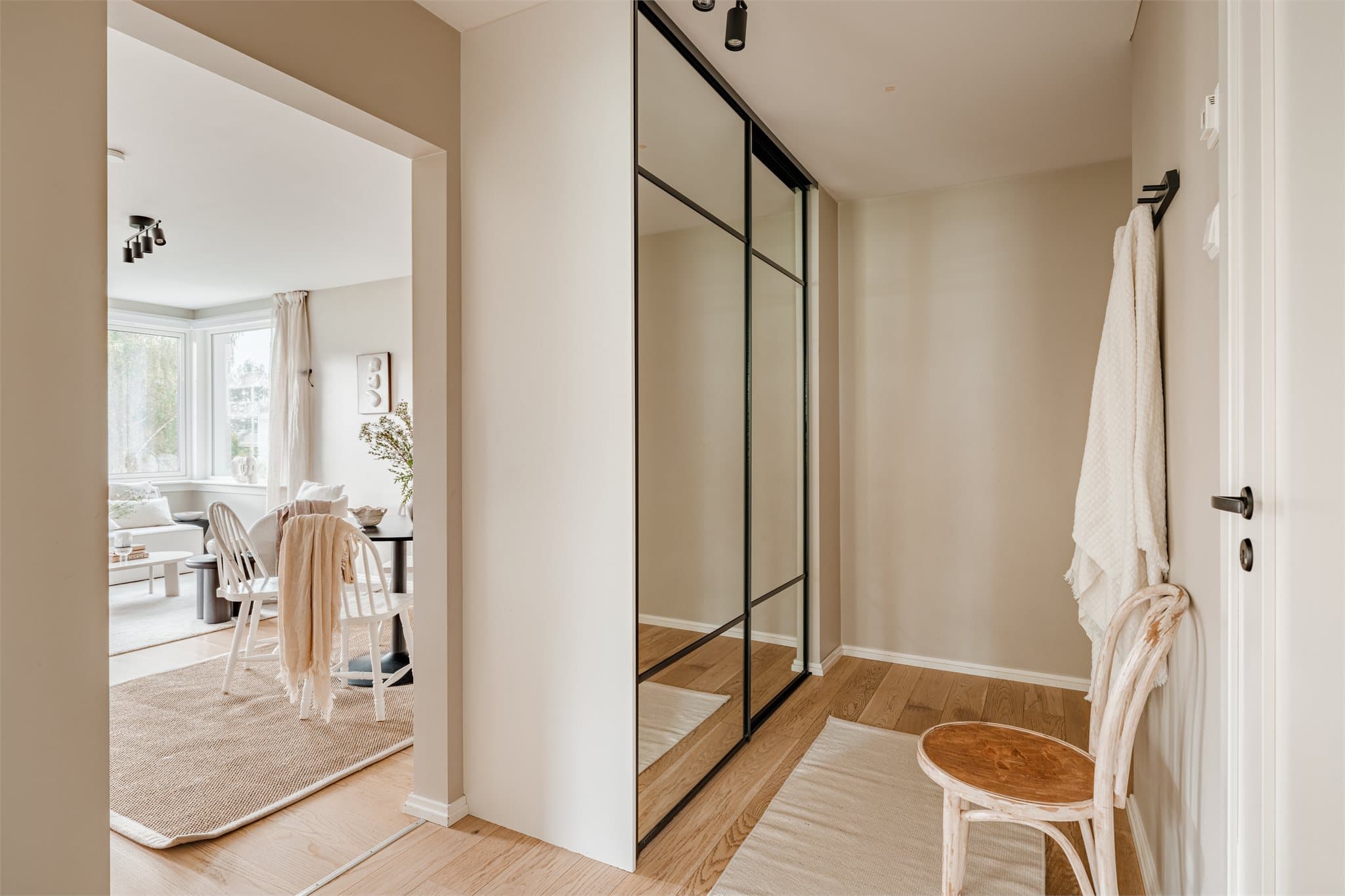 Entré med skyvedørsgarderobe.