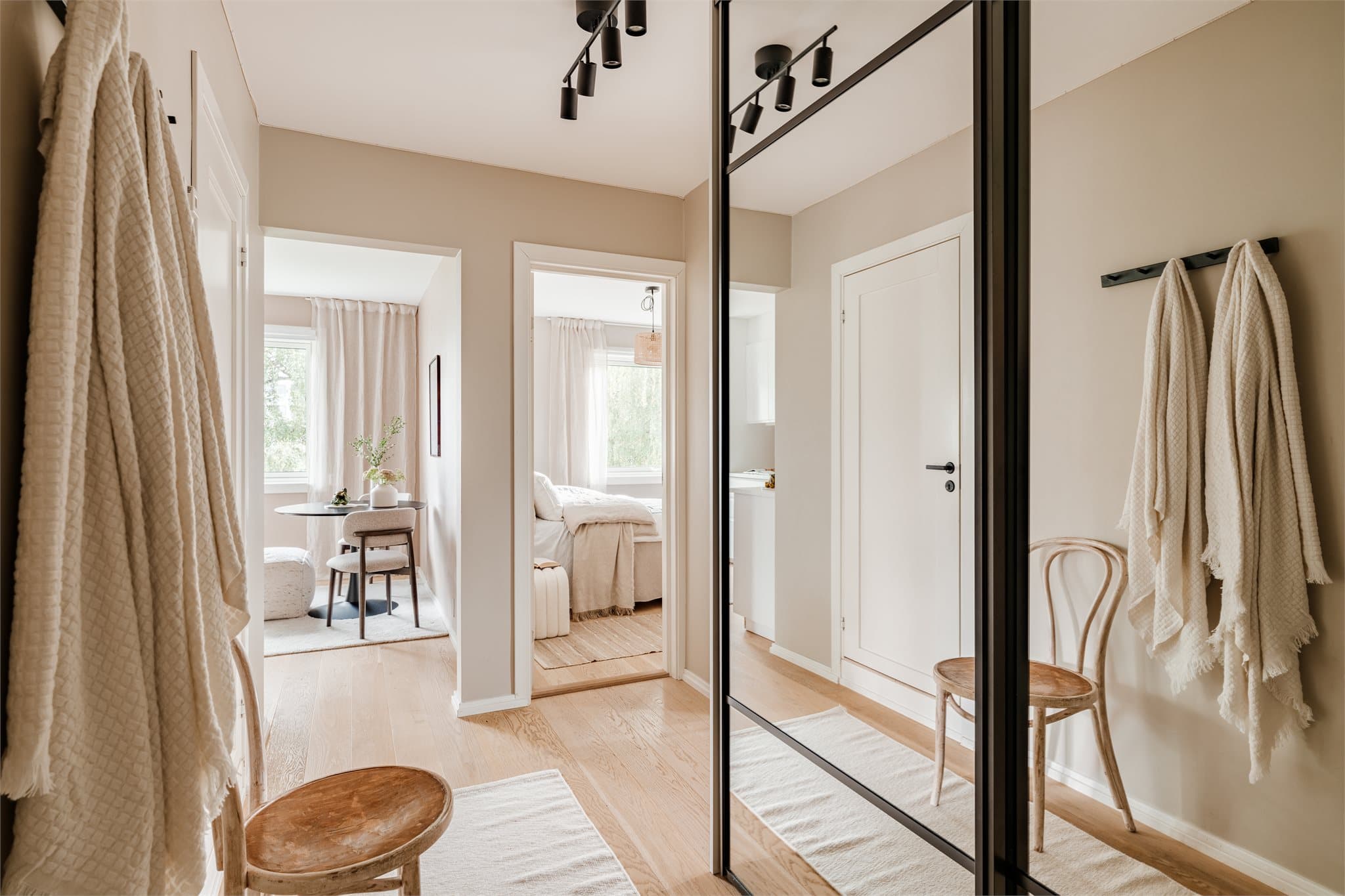 Leiligheten har en innbydende entré som gir adkomst til boligens øvrige rom.