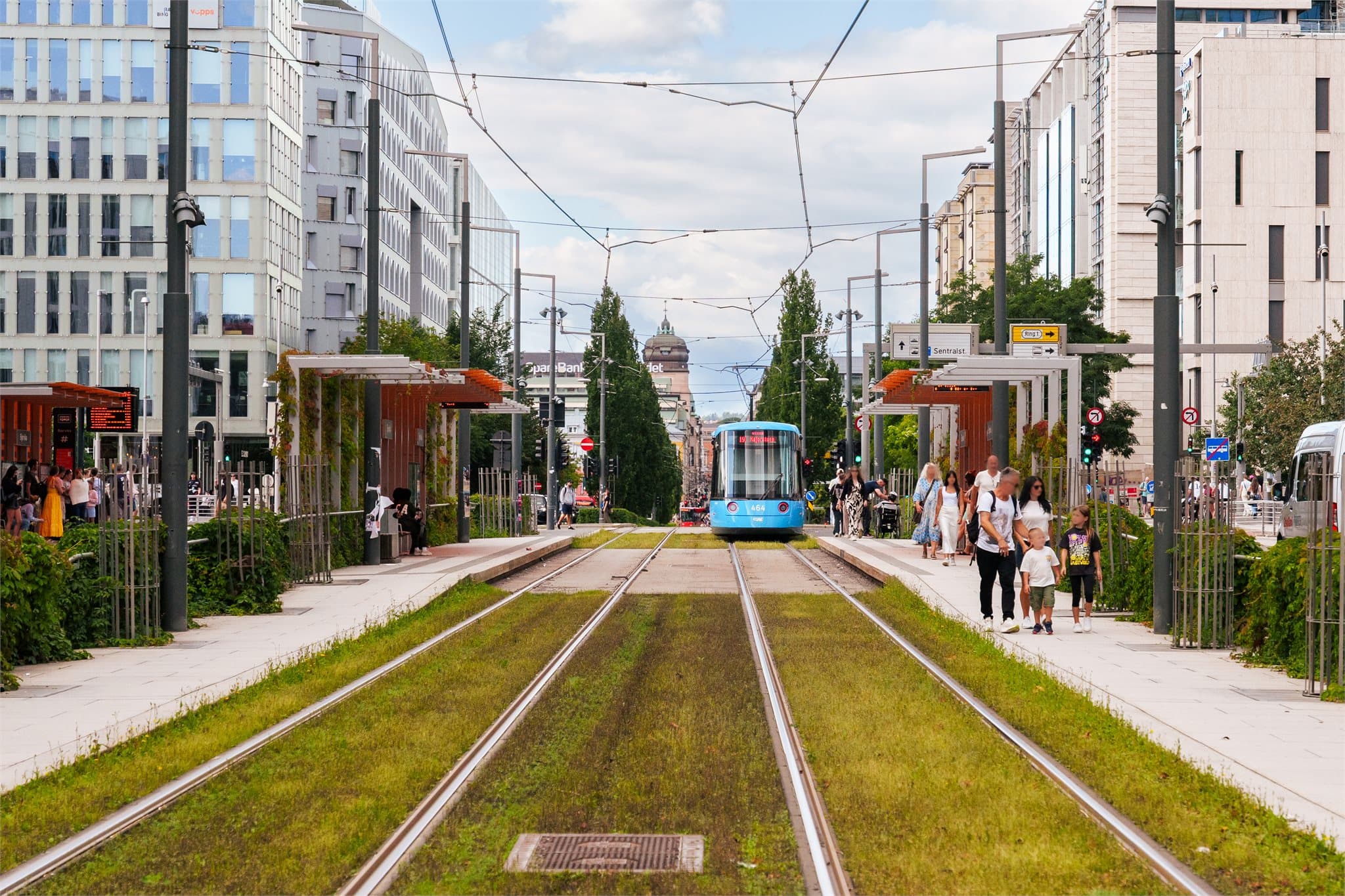Fra leiligheten er det kort vei til et bredt utvalg med kollektivlinjer, like ved er det både trikk- og bussholdeplass. Det er også få minutters gange til Oslo-s.