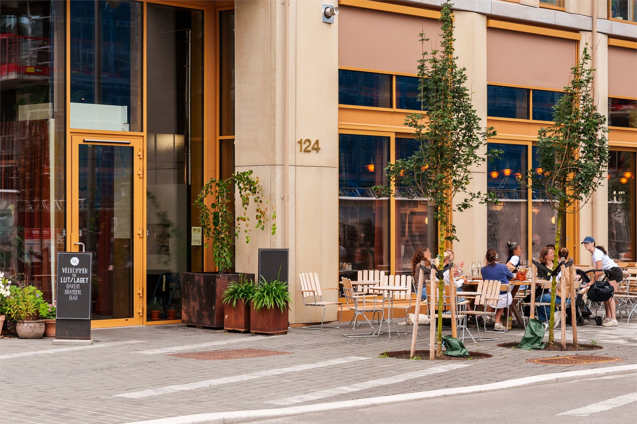 Bjørvika kryr av gode matopplevelser og utesteder, med anerkjente restauranter som blant franskinspirerte Lutlaget med både bakeri og brasseri. Det er også verdt å nevne Vaaghals, Code, Palate, Varemottaket og ikke minst Maaemo.