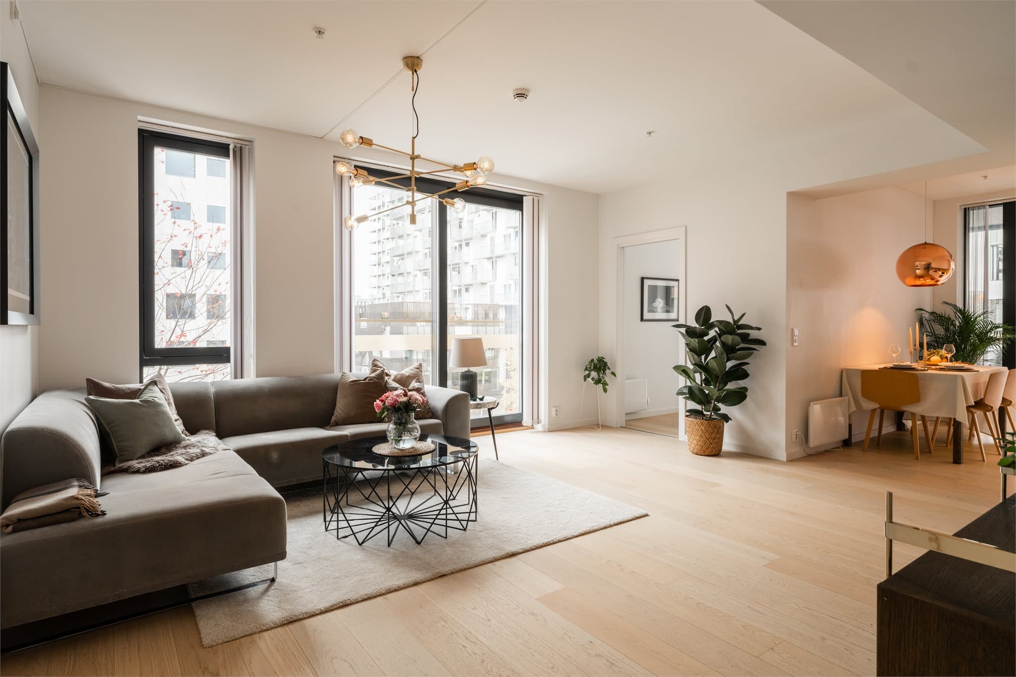 Dette er en lys og luftig 3-roms hjørneleilighet i 4. etasje med gjennomgående god standard.