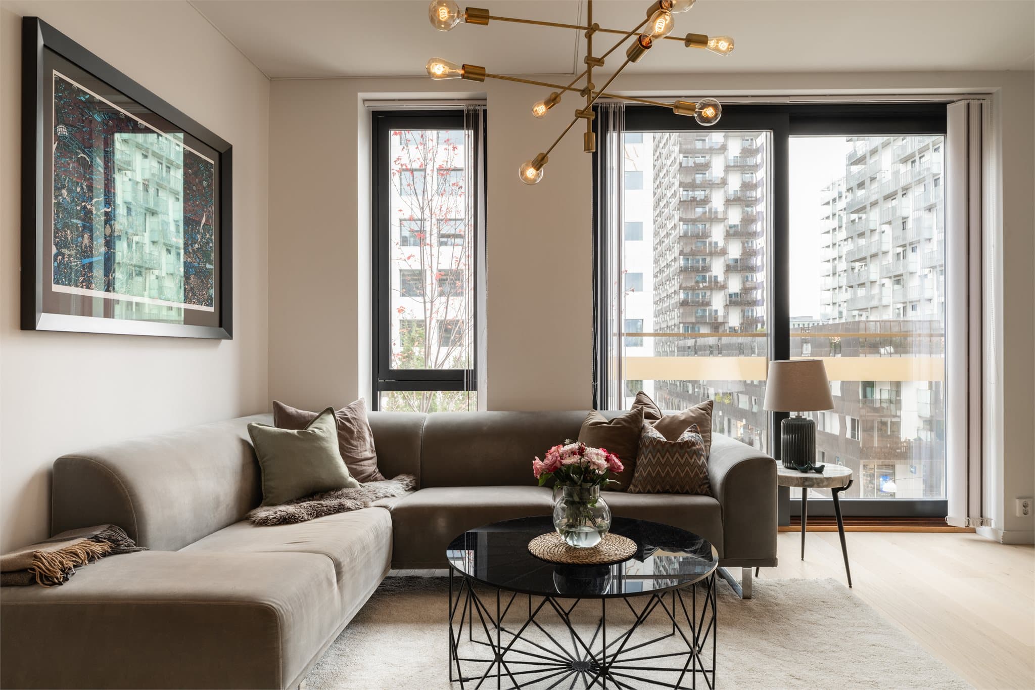 Den generøse takhøyden på 2,70m og de store vindusflatene bidrar til rikelig med naturlig lysinnslipp.