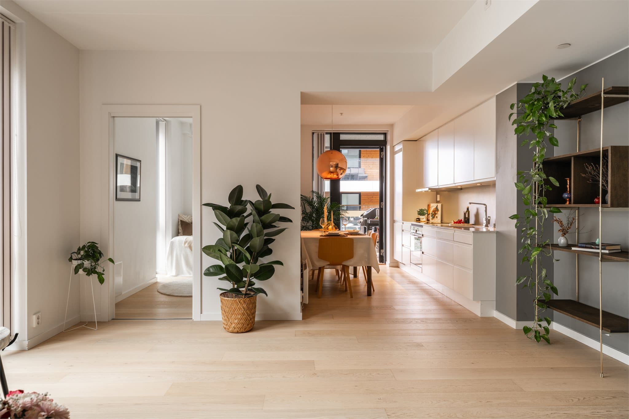 Leiligheten har gjennomgående 1-stavs parkett i alle rom som gir et helhetlig og ekslusivt uttrykk.