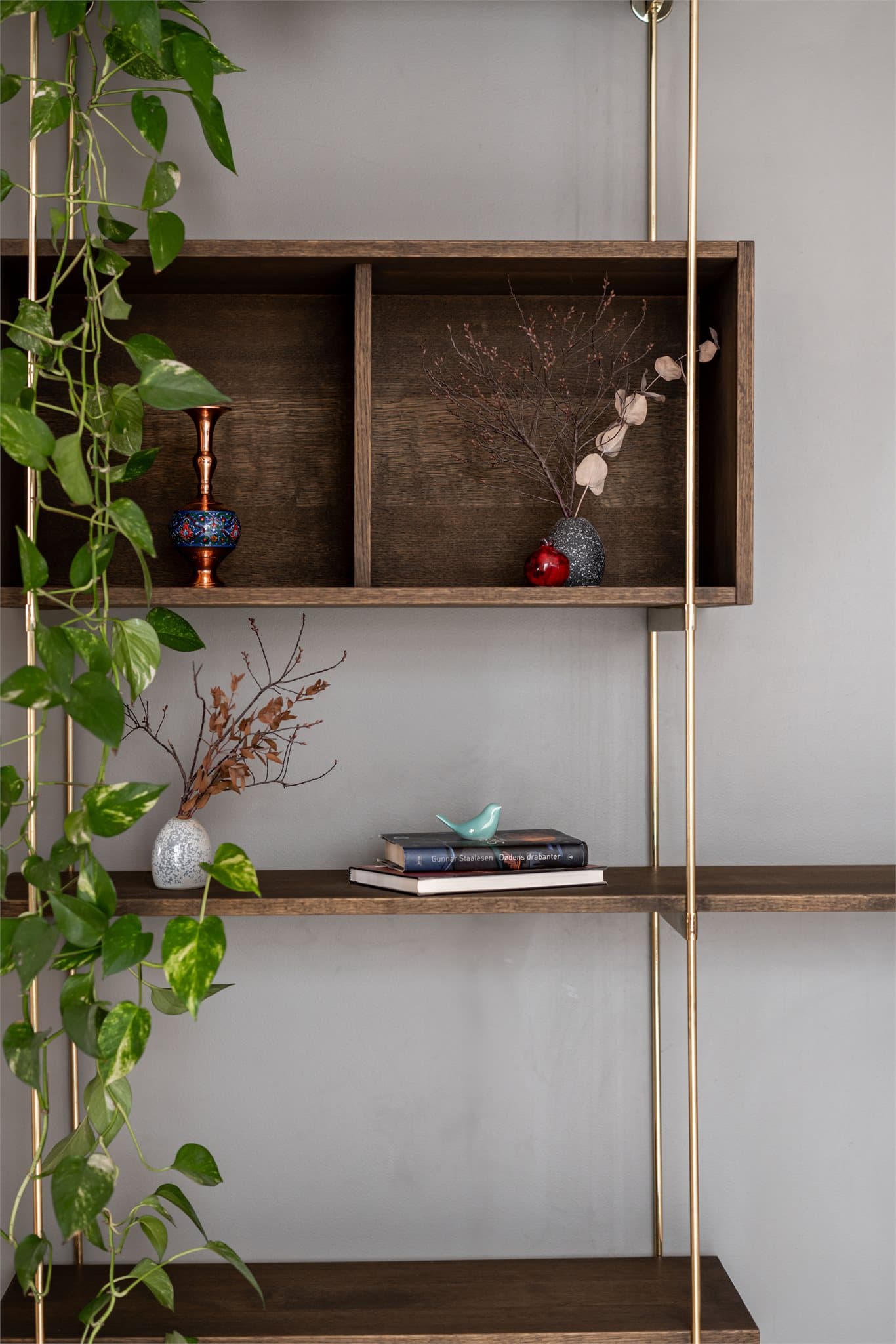 Varmtvann og internett faktureres separat og ligger på henholdsvis ca. 300 kr/mnd (avhengig av forbruk) og 149 kr/mnd.