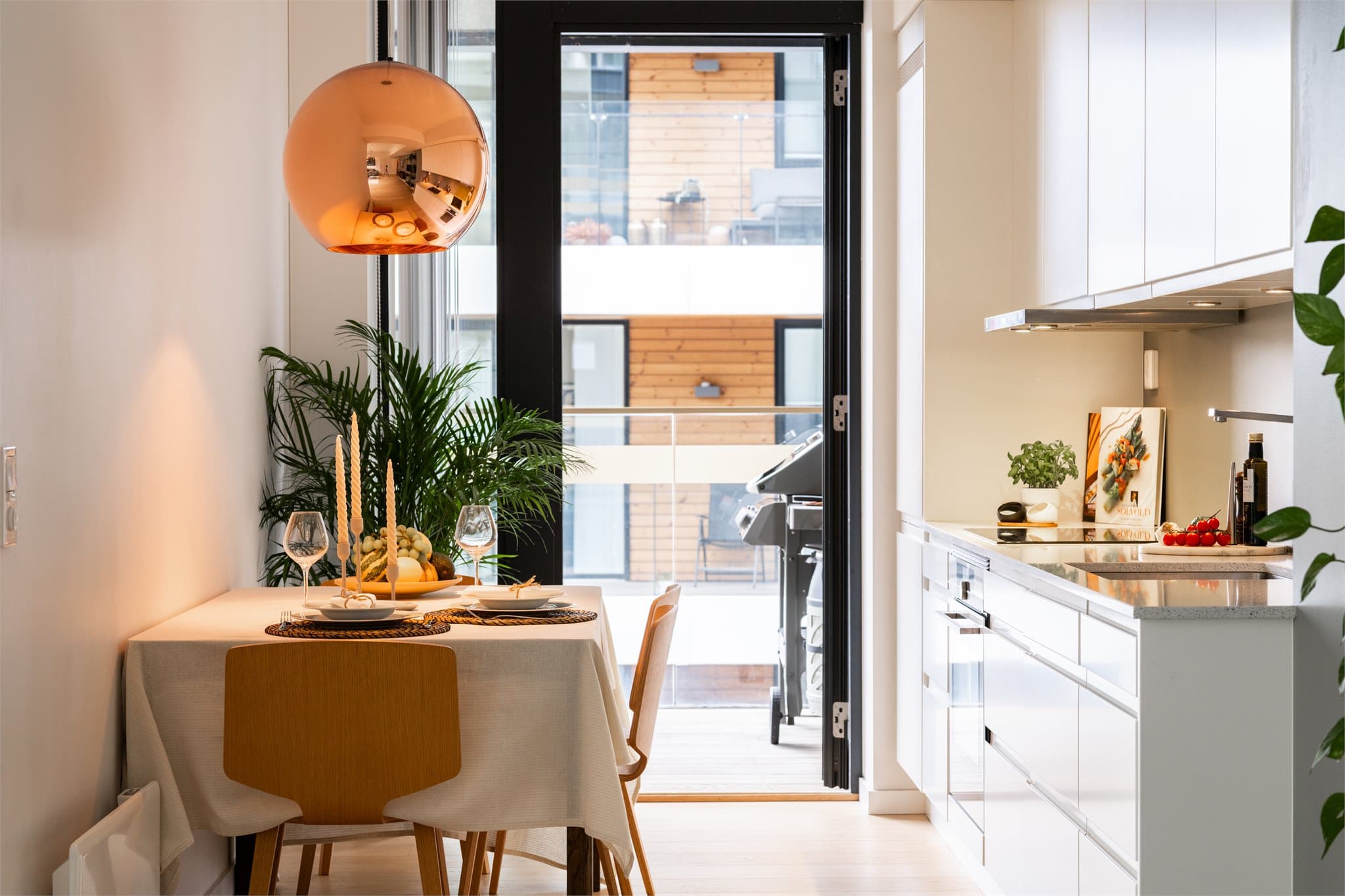 Kjøkkenet ligger i åpen løsning mot stuen, men er gjemt nok så man slipper å se på kjøkkenbenken fra sofaen.