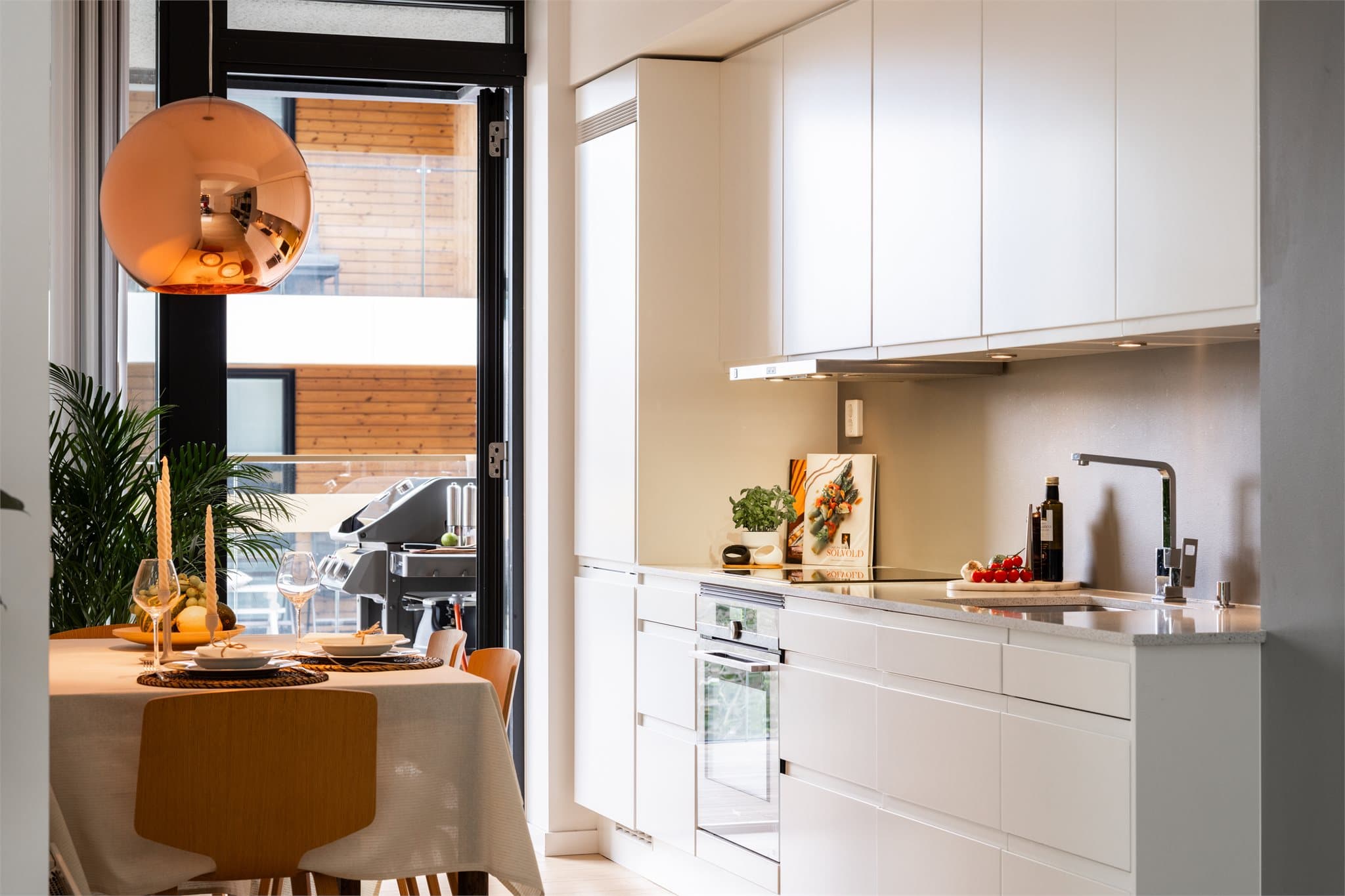 Det oppgraderte Sigdal-kjøkkenet fra 2018 har glatte, fabrikklakkerte fronter og benkeplate i stein.