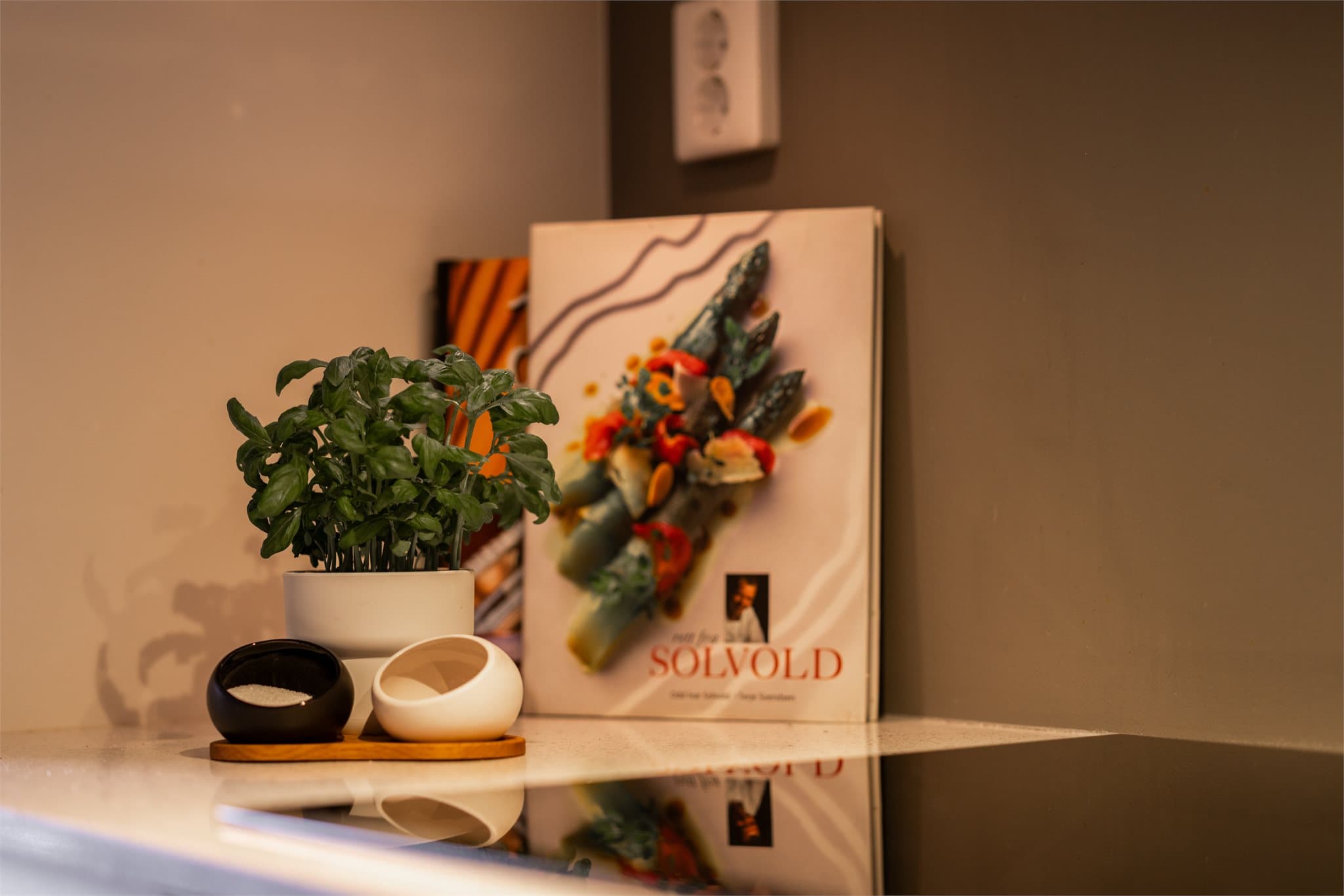 Det stilfulle kjøkkenet inviterer til matlaging.