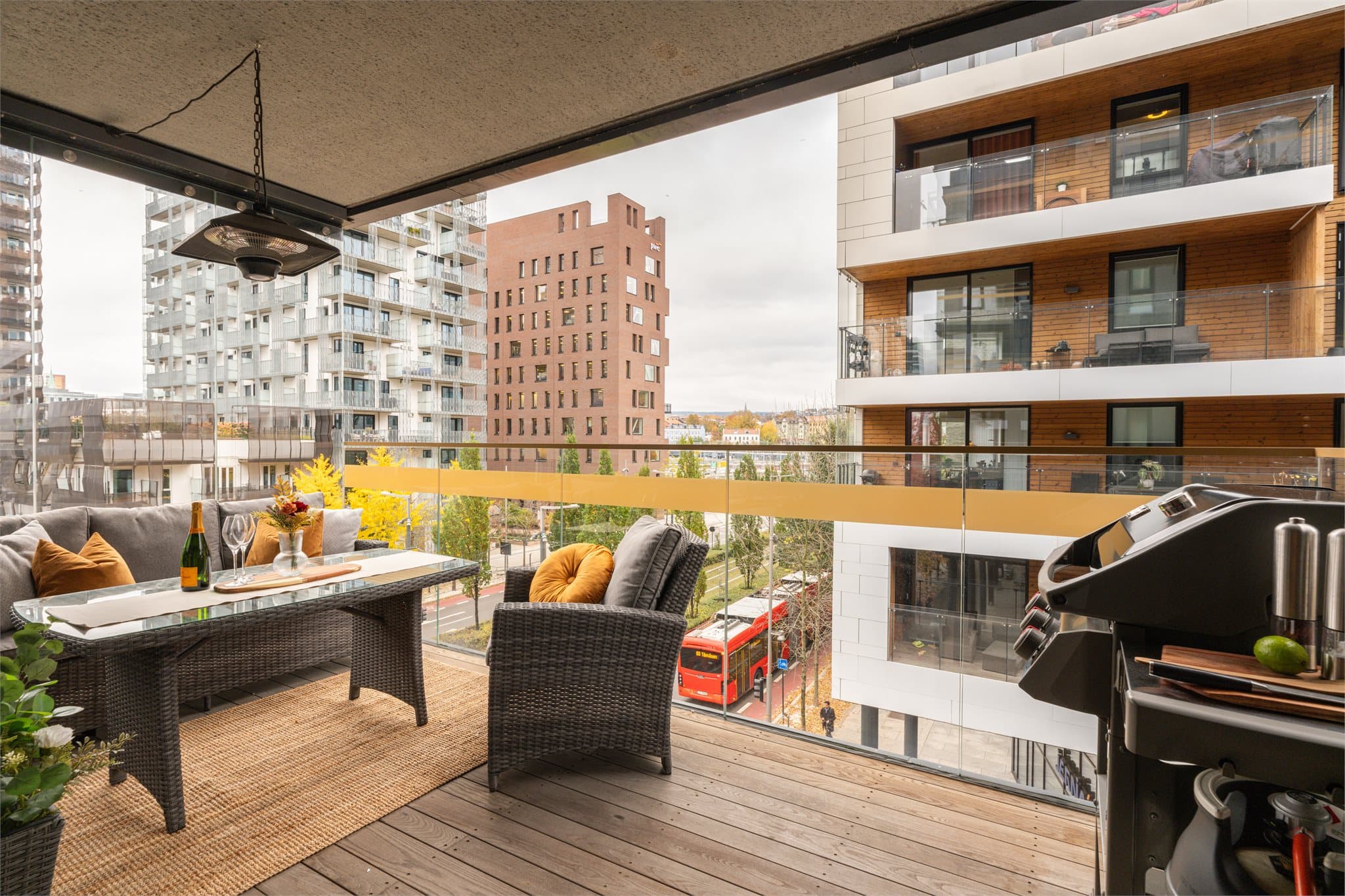 Videre har man en herlig balkong på hele 10,4m² med deilig morgensol.