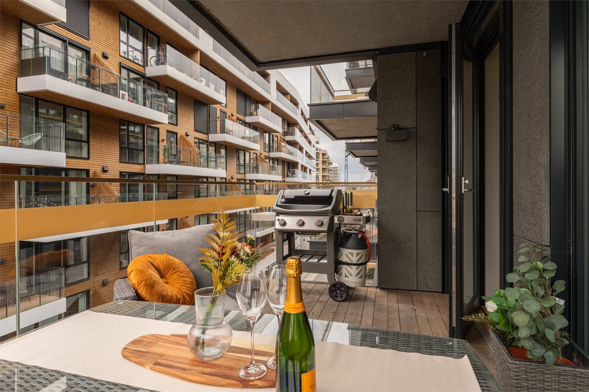 Balkongen lar seg enkelt innredes med stor sittegruppe og grill (gass eller elektrisk).