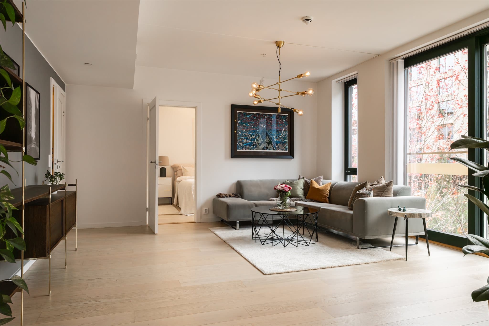 Stuen lar seg enkelt møbleres i ulike soner uten å sette romfølelsen på spill.