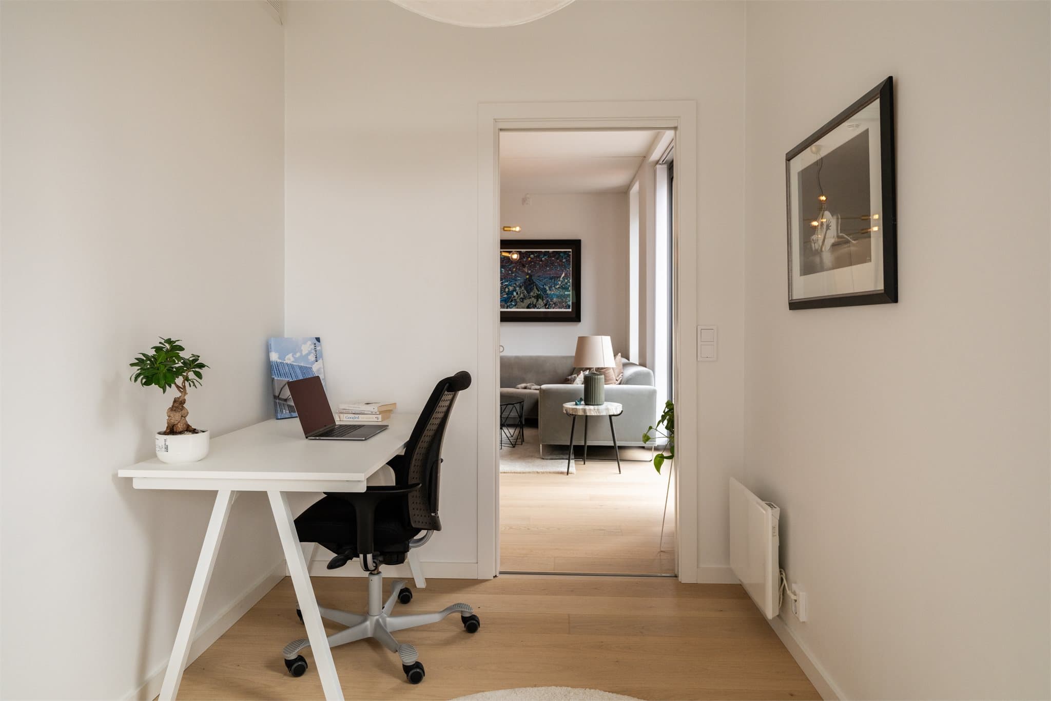 Her har man både plass til seng og skrivebord til hjemmekontoret.