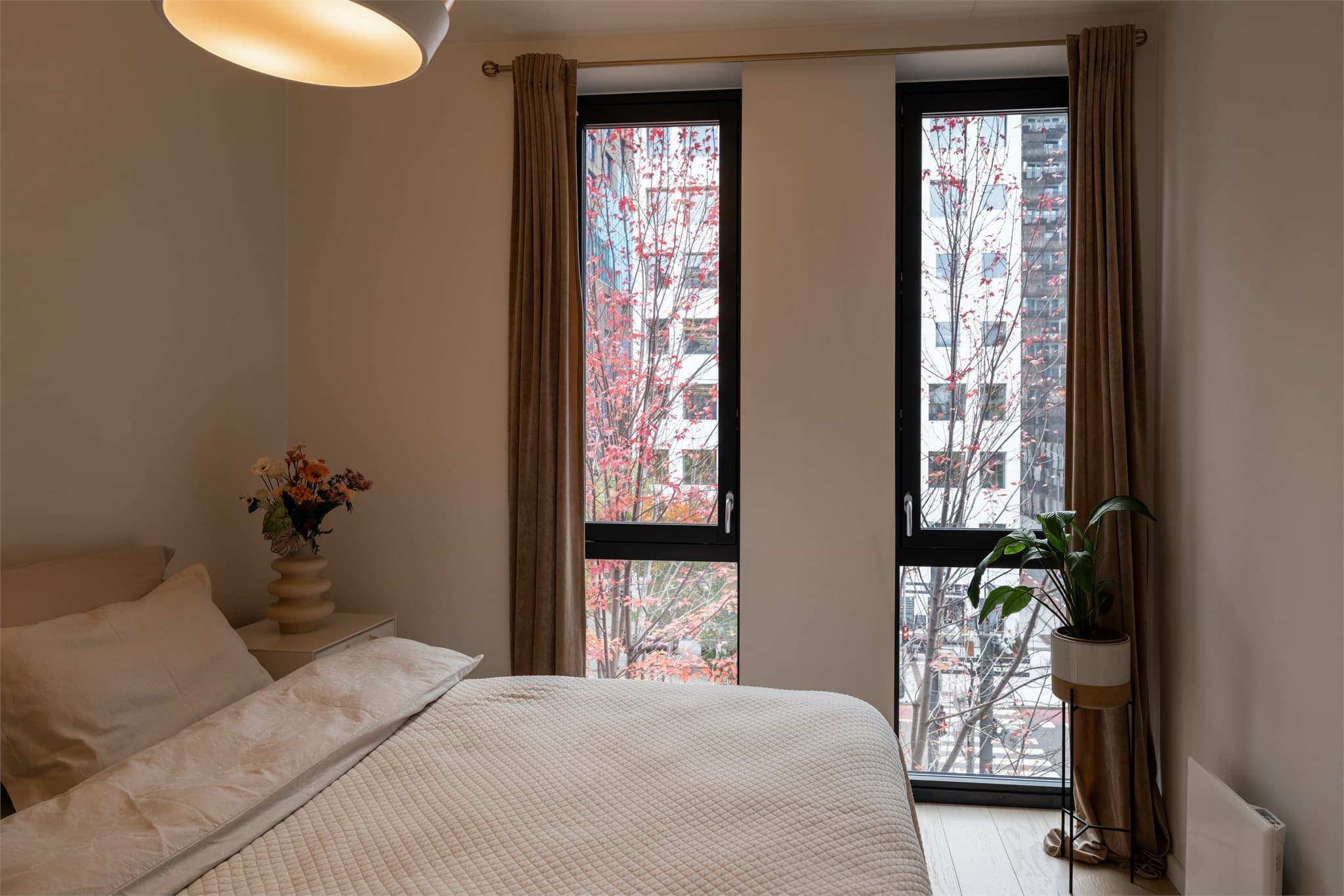 Beplantningen utenfor bidrar til begrenset innsyn og lun stemning.