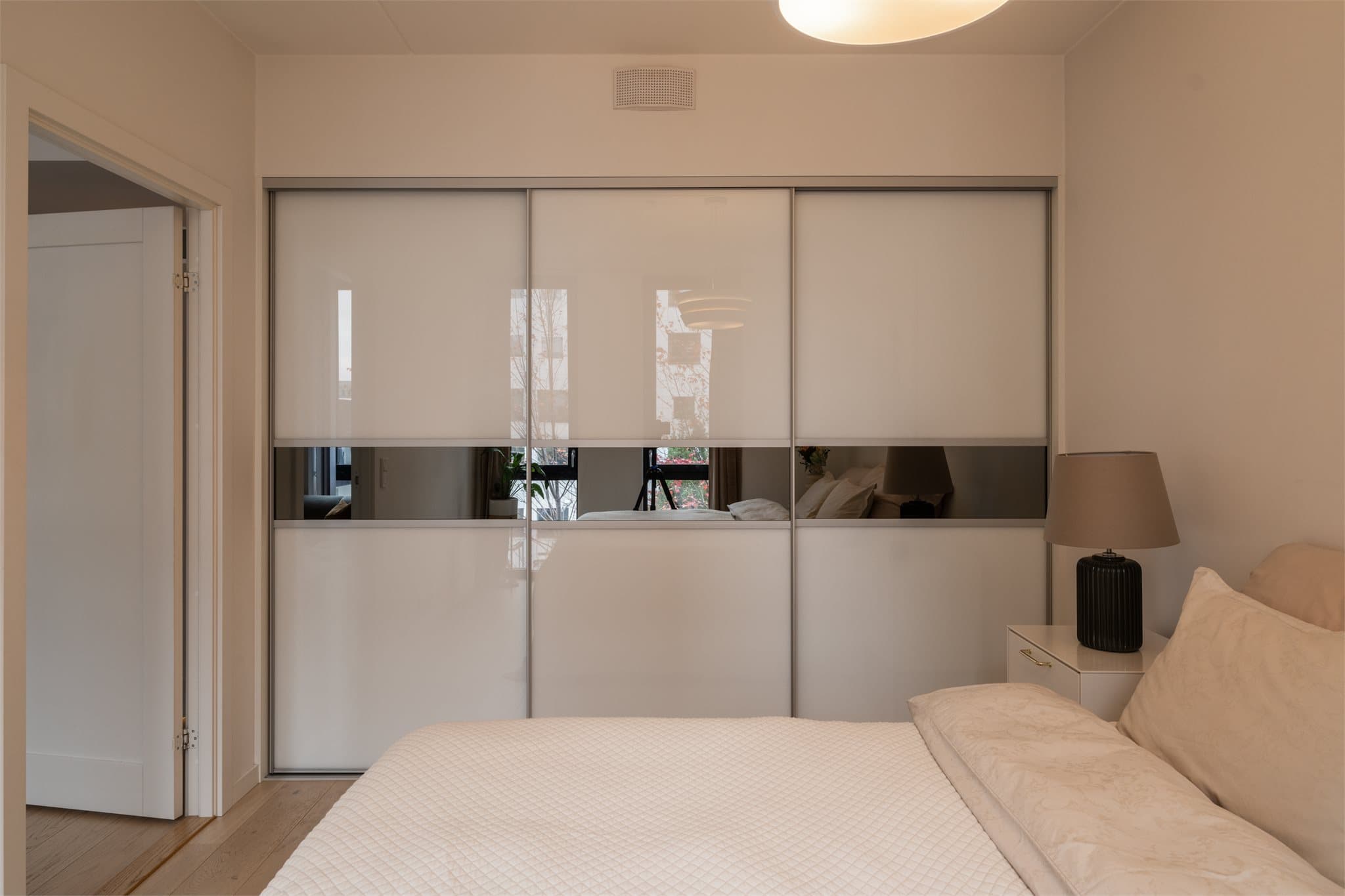 Hovedsoverommet har rikelig med oppbevaringsplass i den store skyvedørsgarderoben.