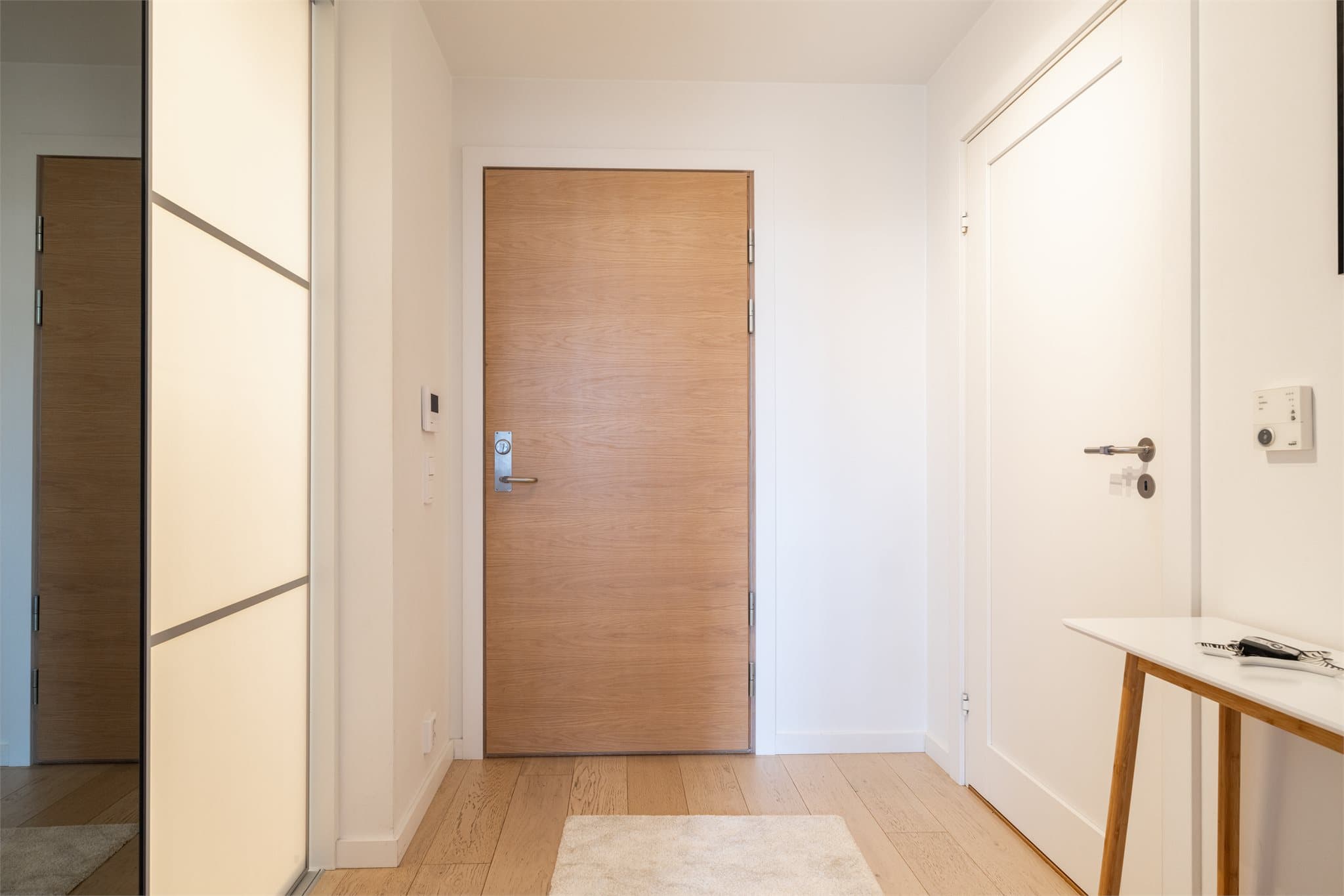 Velkommen inn! I gangen har man callinganlegg og kontroll for det balanserte anlegget, hvor man justerer trykket på luftgjennomstrømningen.