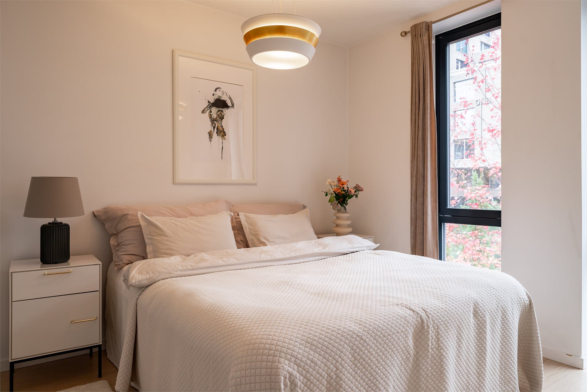 Hovedsoverommet er av god størrelse og har rikelig med plass til stor dobbeltseng og tilhørende nattbord.