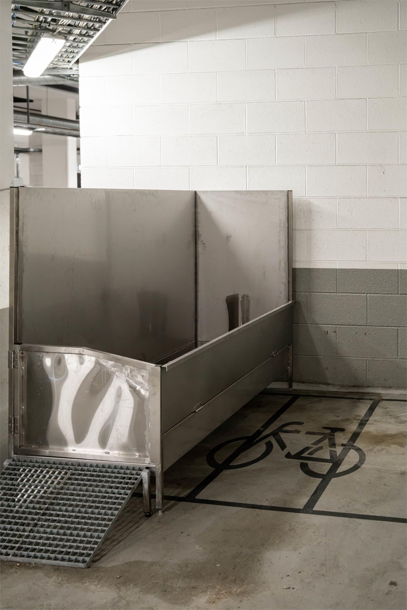 Ved sykkelparkeringen finnes felles sykkeldusj.