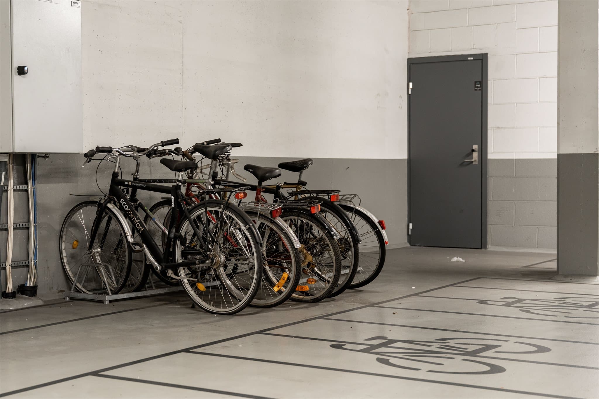 Felles sykkelparkering i låst kjeller.