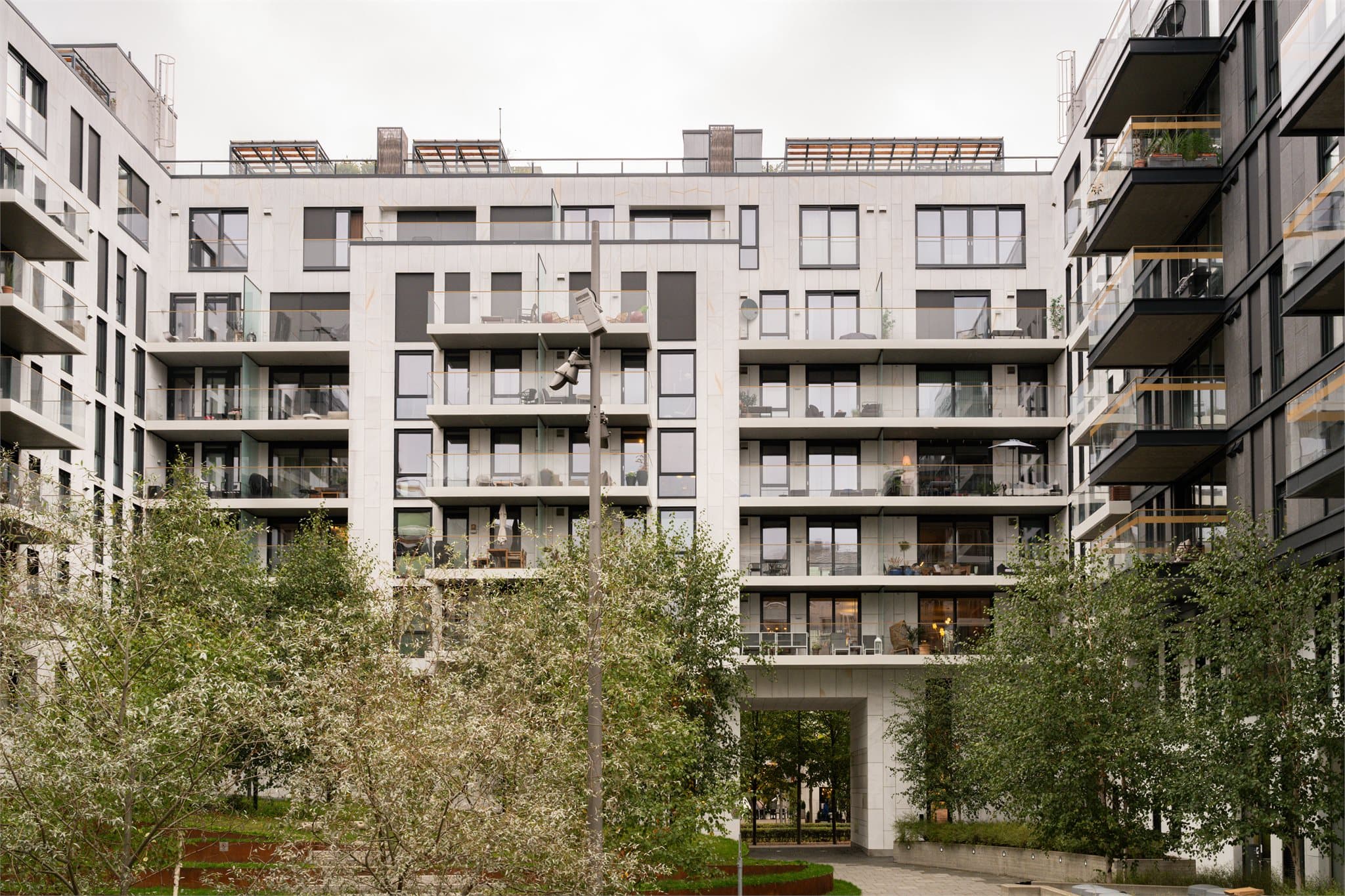 Sameiet har et pent atrium med opparbeidete grøntareal. Om vinteren ryddes snøen unna for å gjøre livet lettere for beboerne.