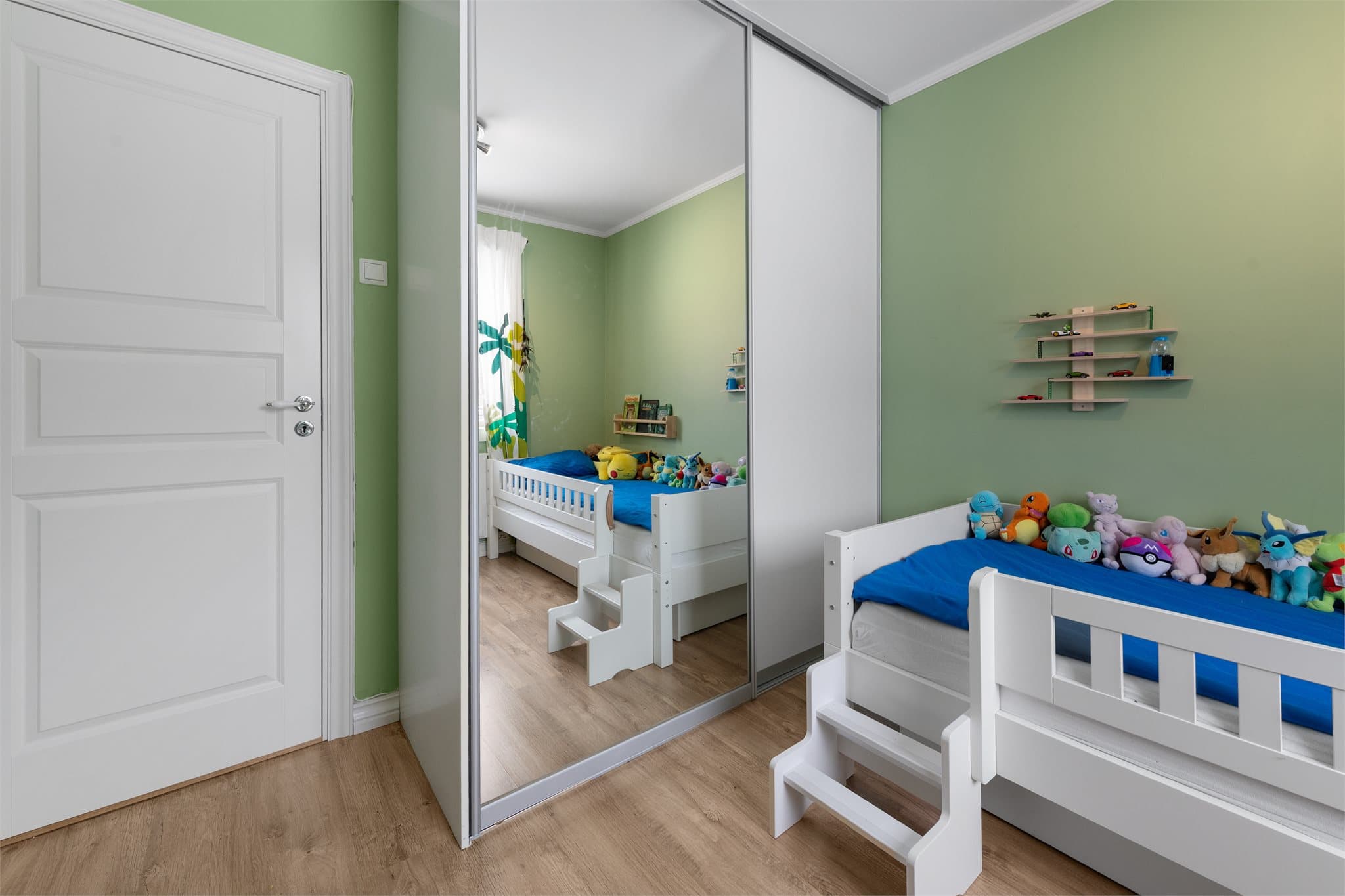 Soverom II også med garderobeskap