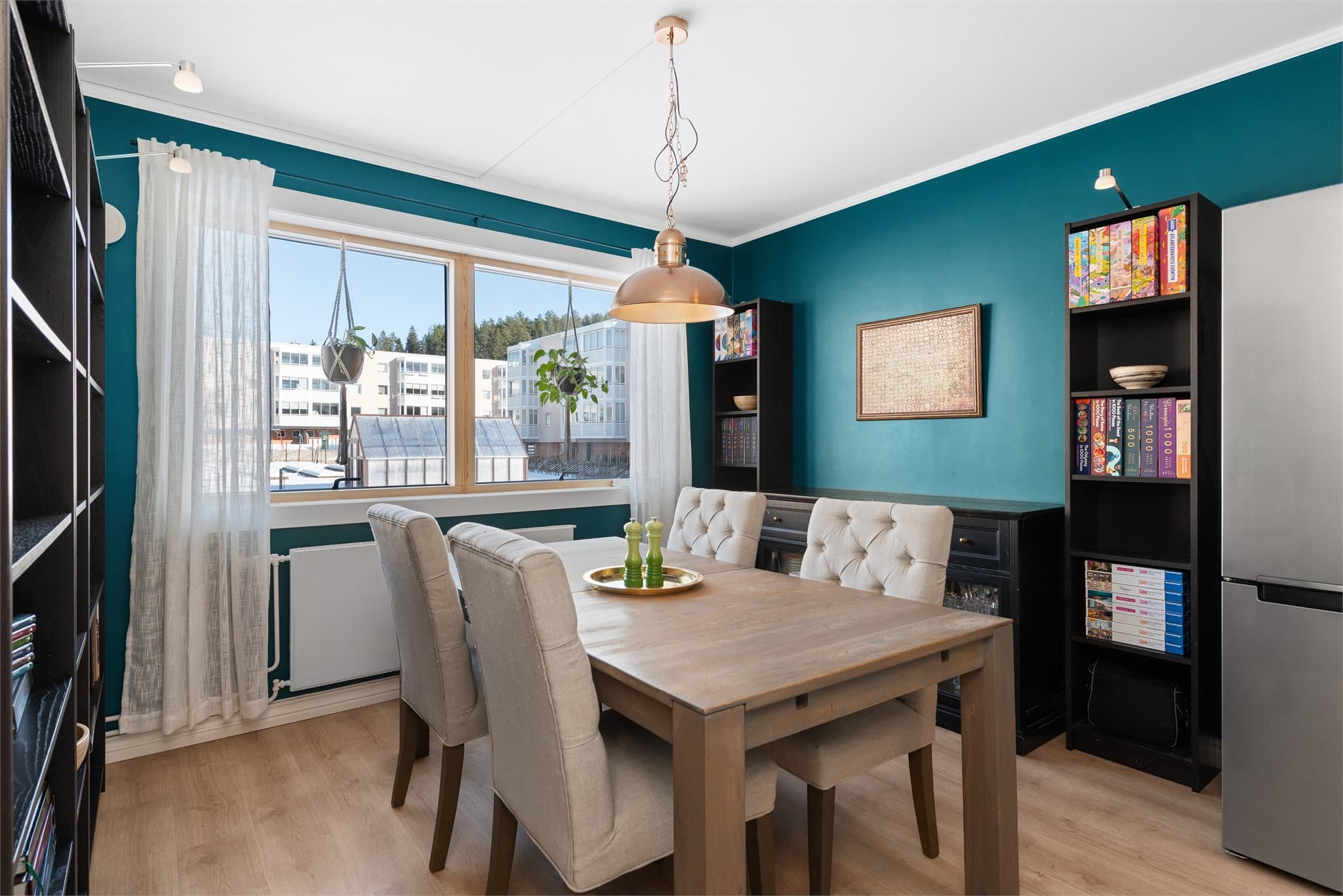 Praktisk spisestuedel i tilknytning til kjøkkenet