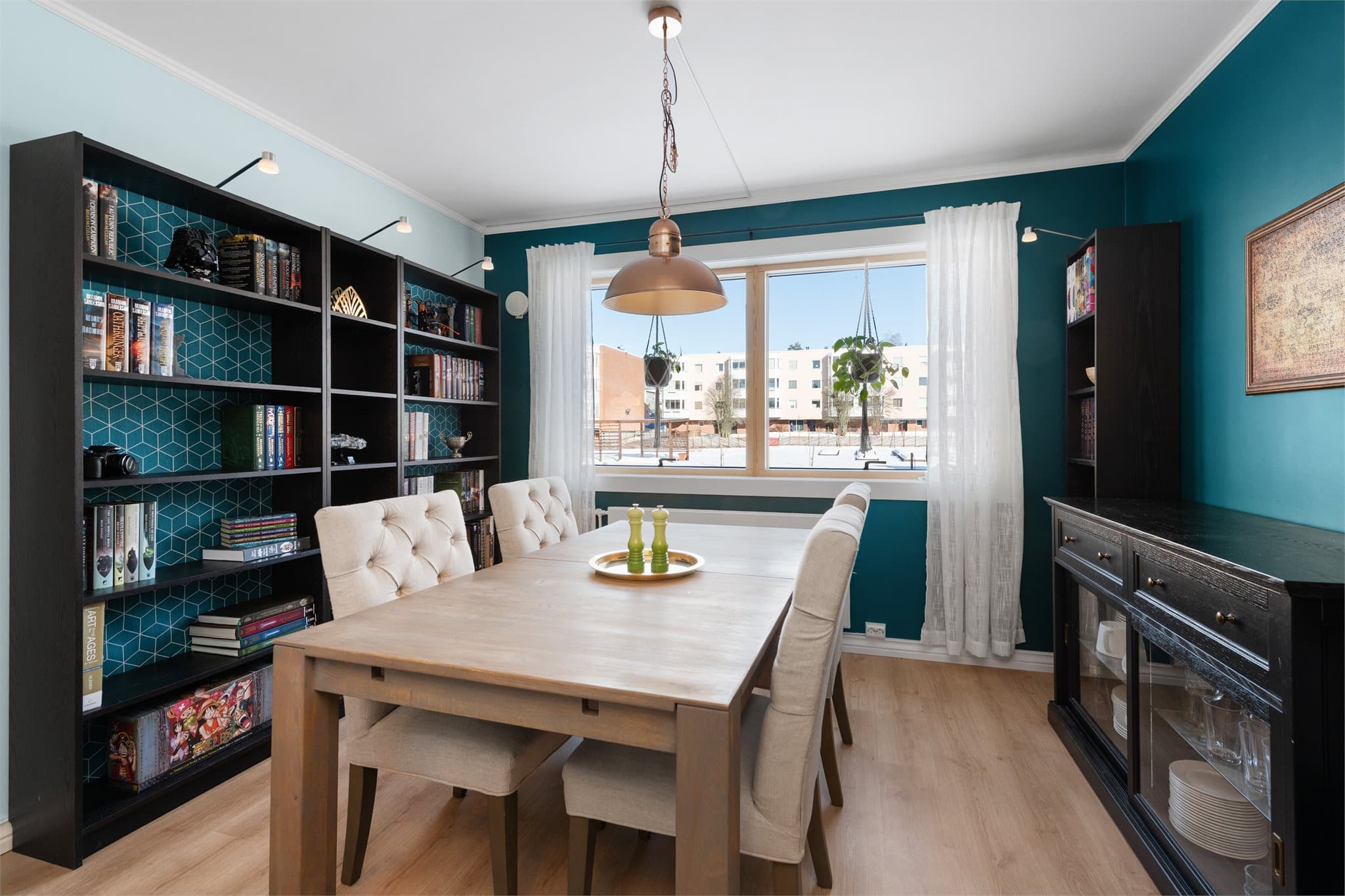 Spisestue med vinduer mot rolig bakgård til borettslaget