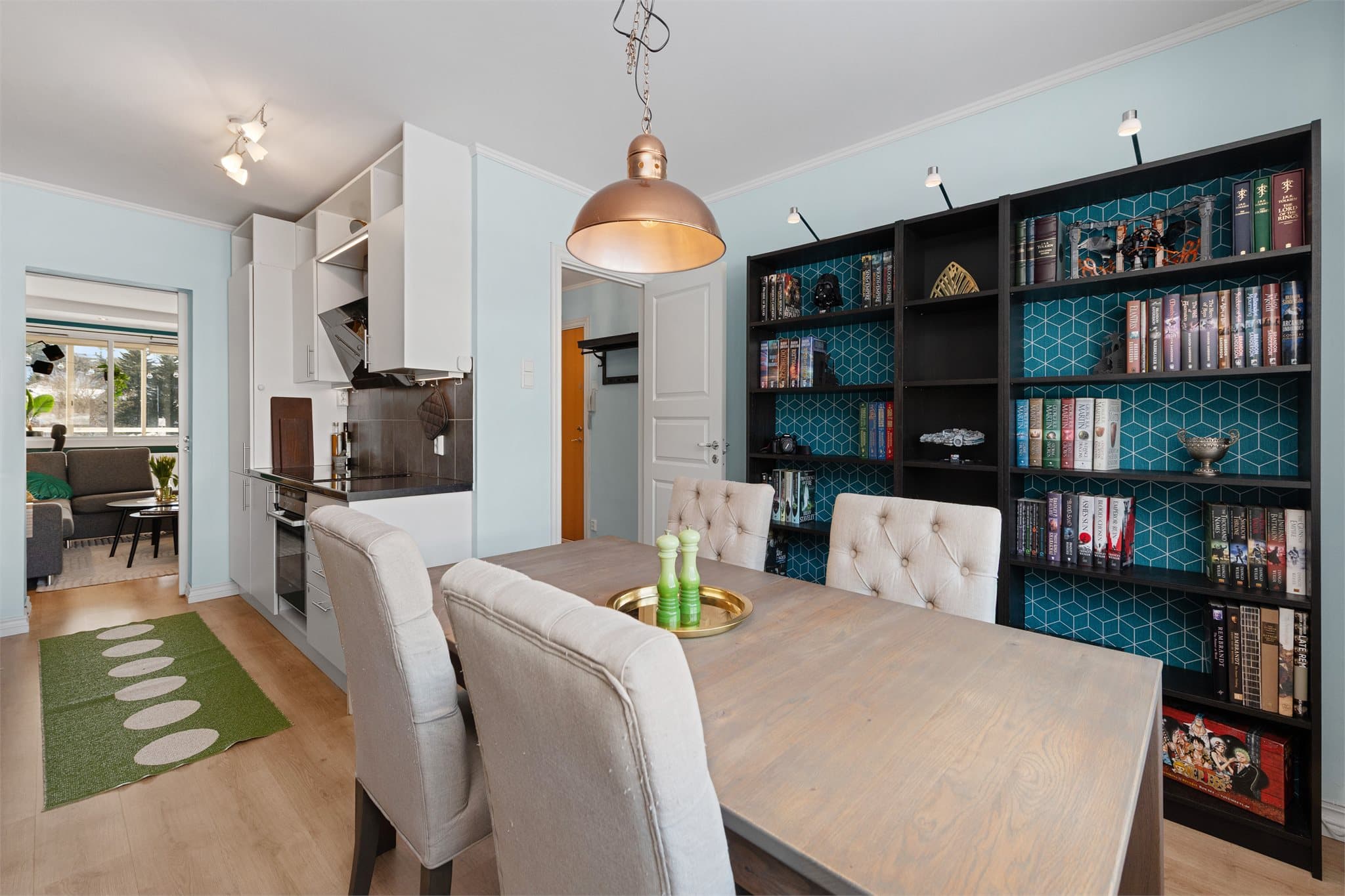 Hyggelig og stor 3-roms leilighet i barnevennlig og lett tilgjengelig høy 1.etasje