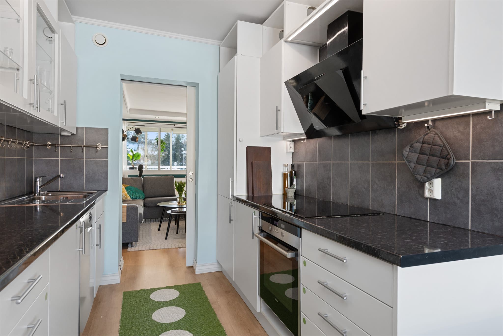 Kjøkken med åpning både mot stue og spisestue gir gode lysforhold fra begge sider