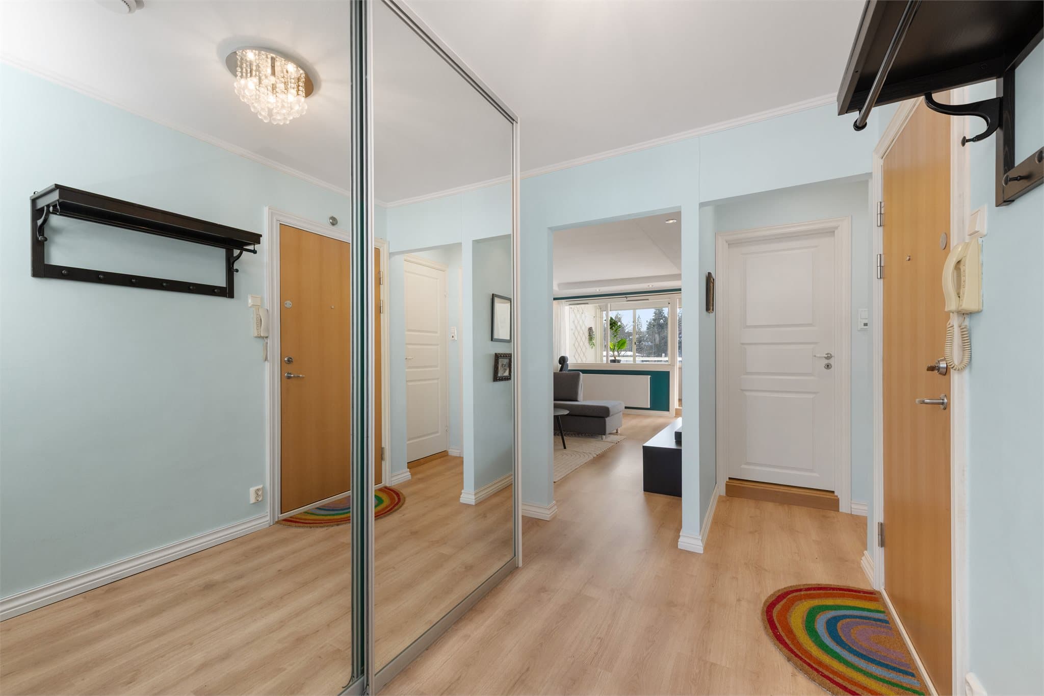 Velkommen inn - åpen, lys og luftig entré/gang med praktisk skyvedørsgarderobe