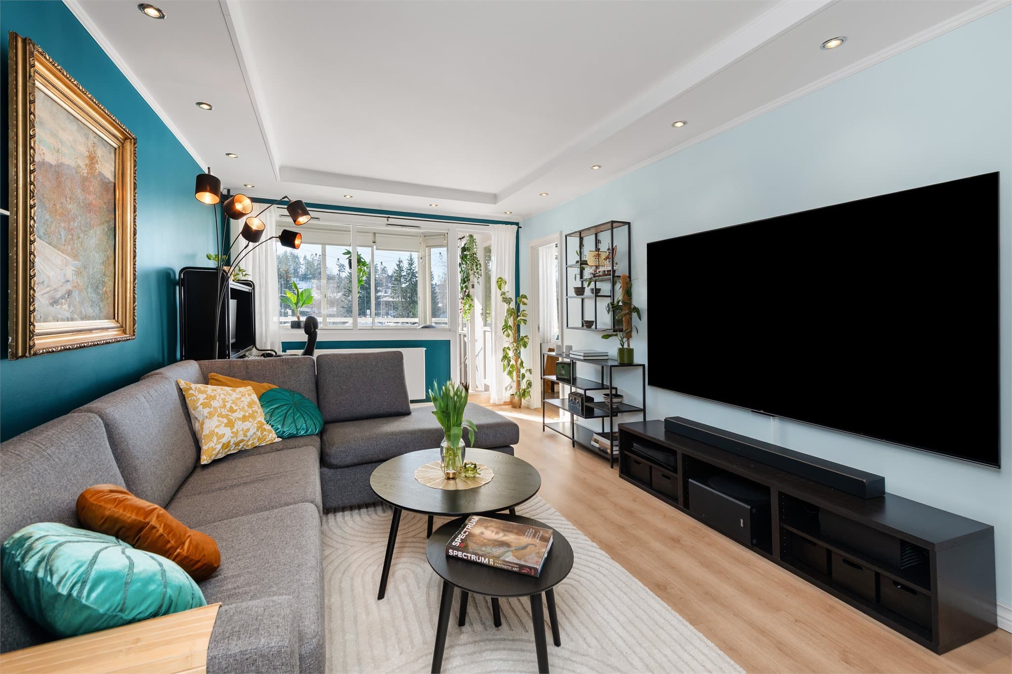 Stue med store vindusflater ut mot innglasset balkong