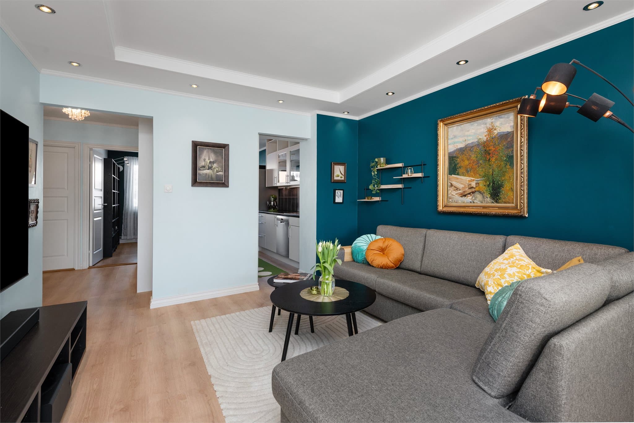 Stue med fine overflater og god belysning med downlights i himling