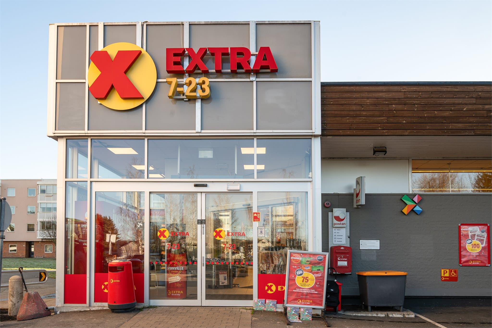 Coop Extra Løvenstad har generøse åpningstider og er lett tilgjengelig for deg fra leiligheten — perfekt for deg som bor i nærområdet og ønsker en praktisk nærbutikk.