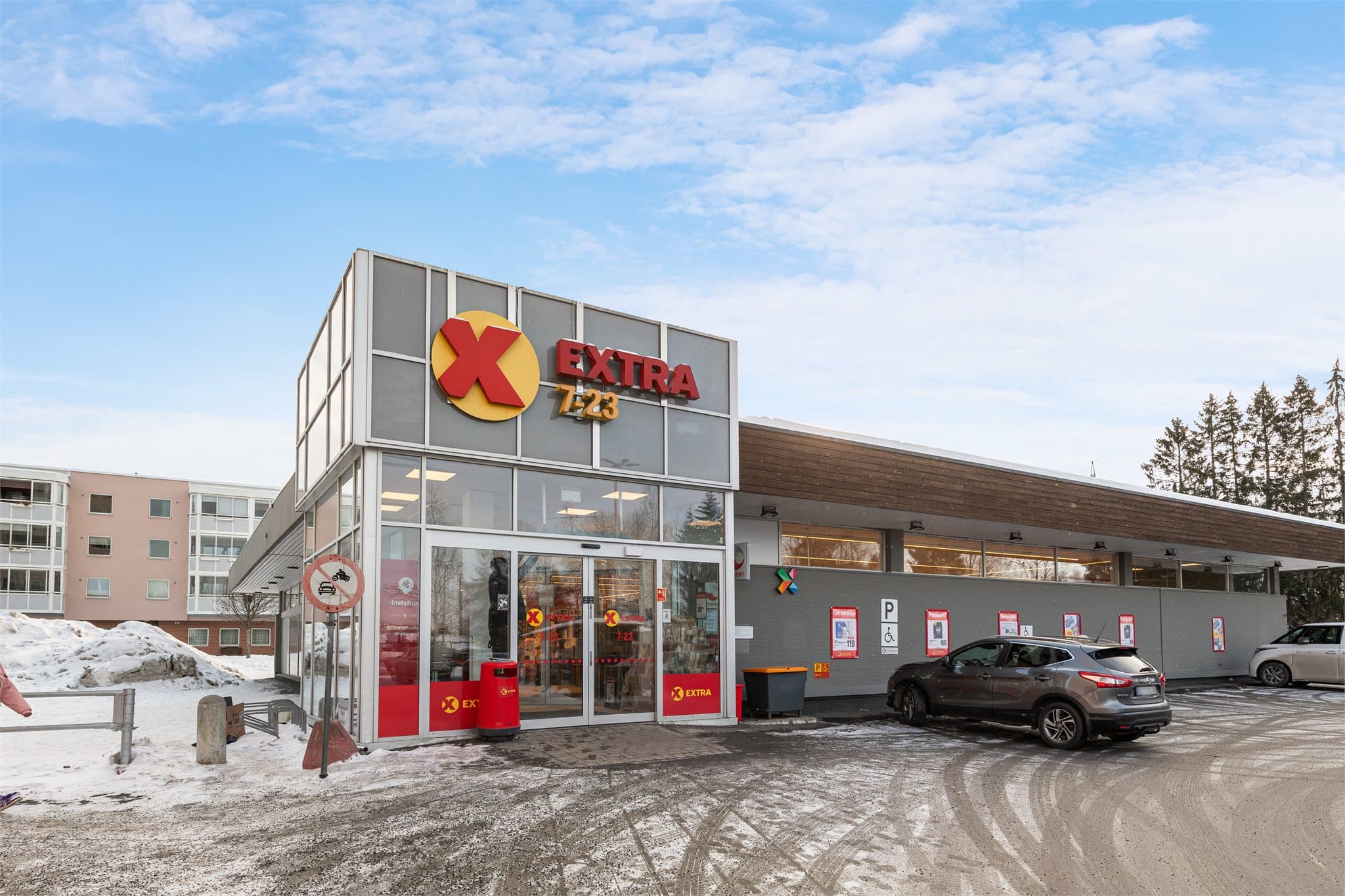 Umiddelbar nærhet til dagligvarebutikk samt bussholdeplass hvor ekspressbuss med hyppige avganger tar deg til Oslo S på bare 31 minutter og til Helsfyr på bare 19minutter. Hyppige avganger også til Lillestrøm hvor du er på ca. 10min