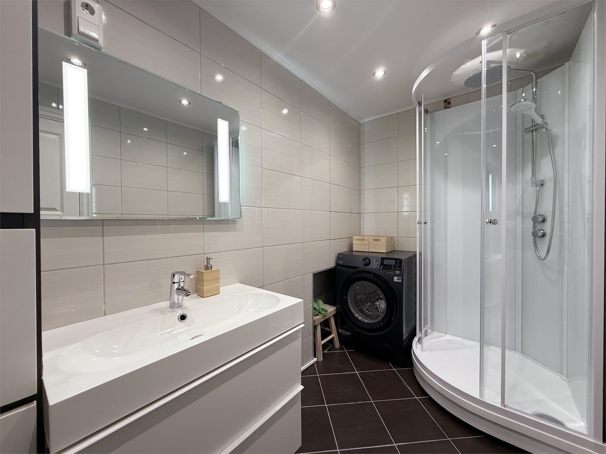 Bad med nytt dusjkabinett