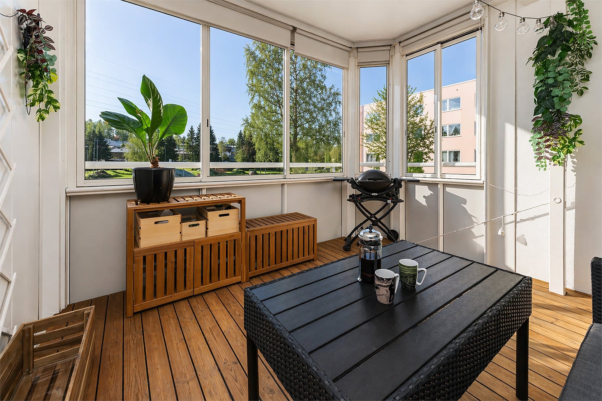 Et av høydepunktene er den generøse, innglassede balkongen på ca. 10 m² – et herlig ekstra oppholdsrom som kan nytes store deler av året. (Bildet er digitalt redigert og avvik kan dermed forekomme).