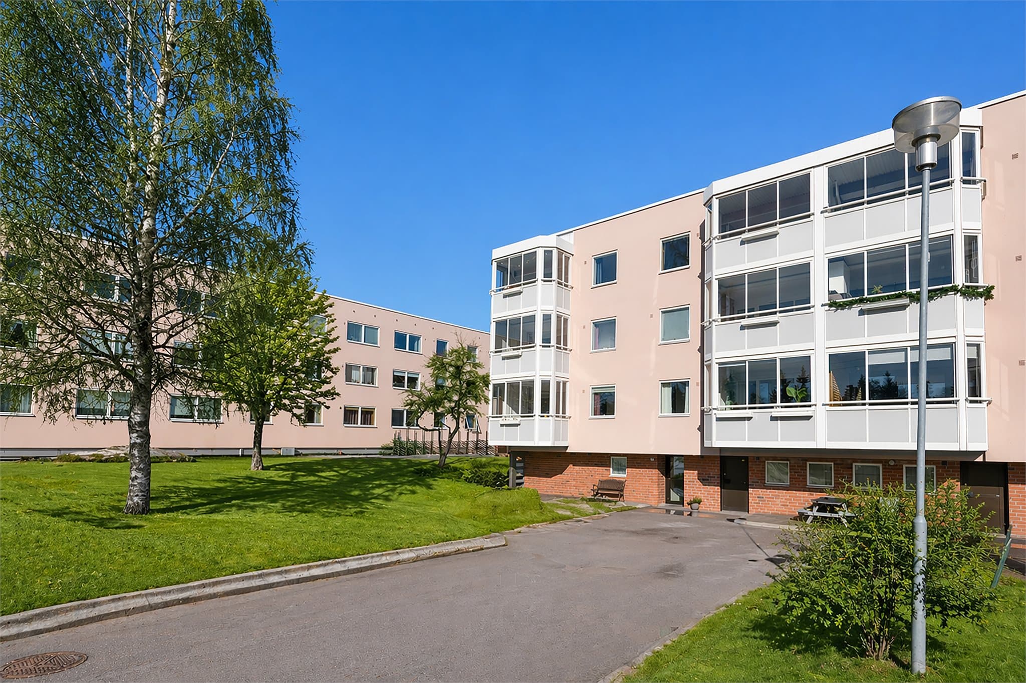 Flott 3-roms leilighet i praktisk høy 1.etasje med meget god intern beliggenhet i borettslaget. Bildet er digitalt redigert - avvik kan forekomme