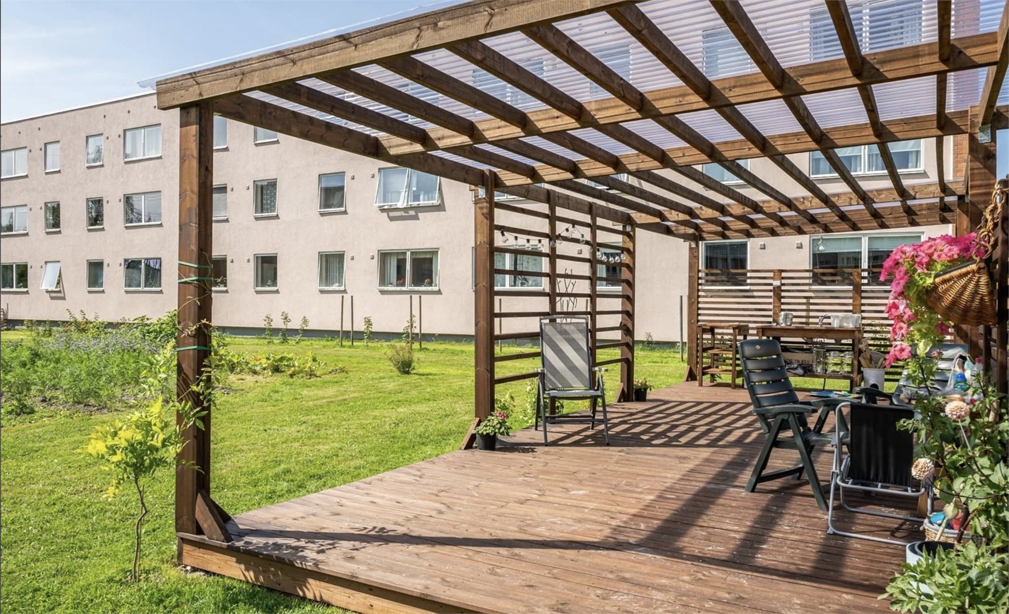 Borettslaget har flere sosiale soner på fellesområdet samt lekeplasser for de minste. Foto: Heidi Hexeberg Larsen.