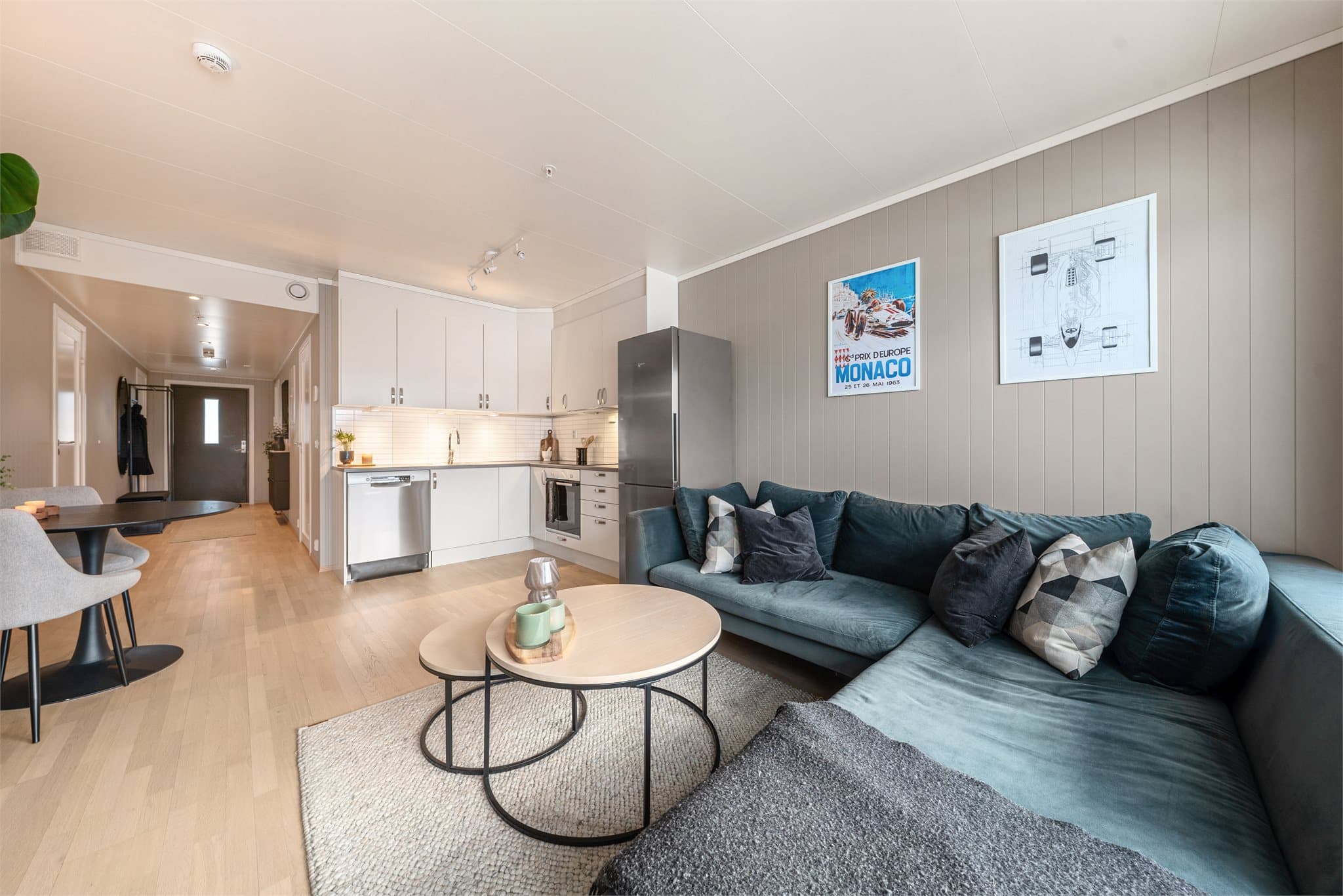 Fin og nyere 3-roms leilighet som er malt i moderne farger