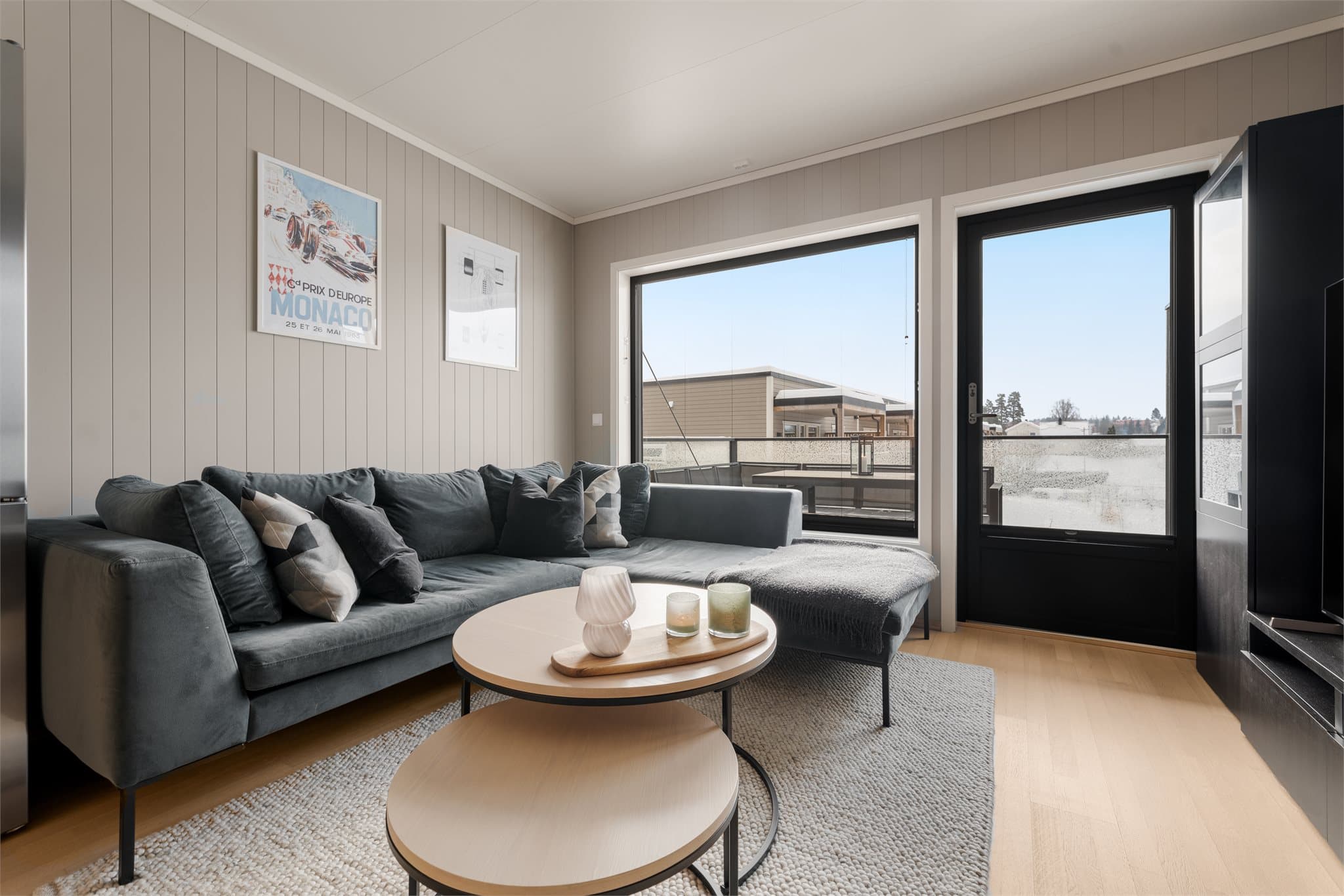 Stue. Det er montert solskjerming på vinduer i alle rom