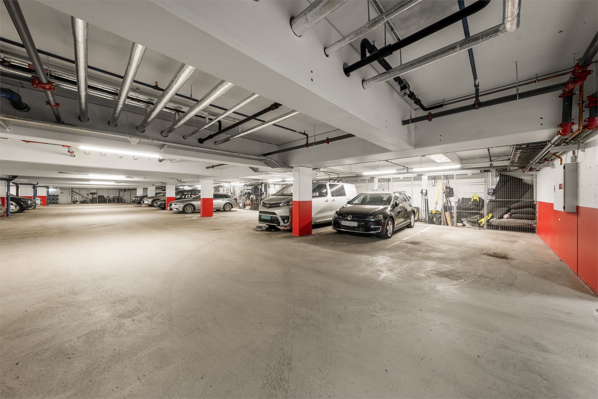 Det disponeres egen garasjeplass med heisadkomst