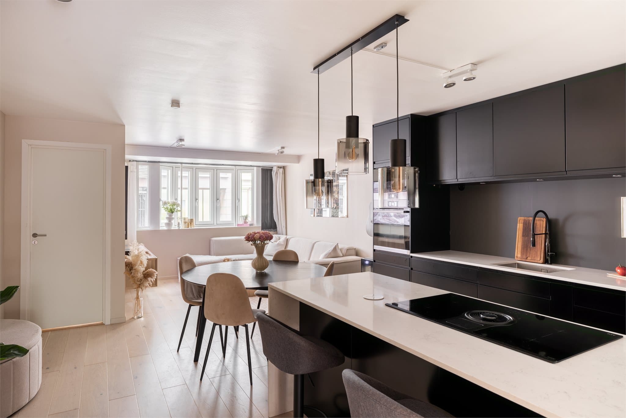 Her presenteres en stilfullt oppgradert leilighet med gjennomført kvalitet og elegante detaljer.