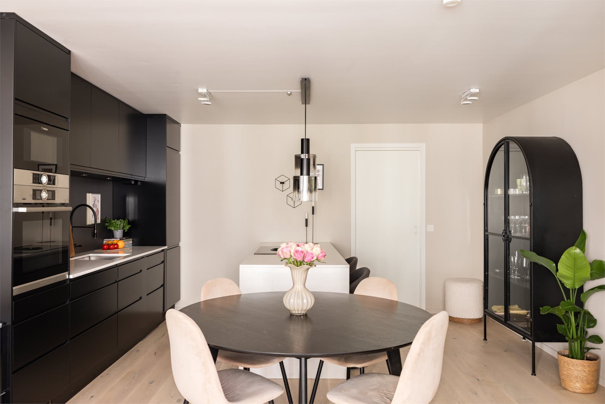 Veggene er malt i en lys fargetone, som gir rommet et lunt og behagelig preg.