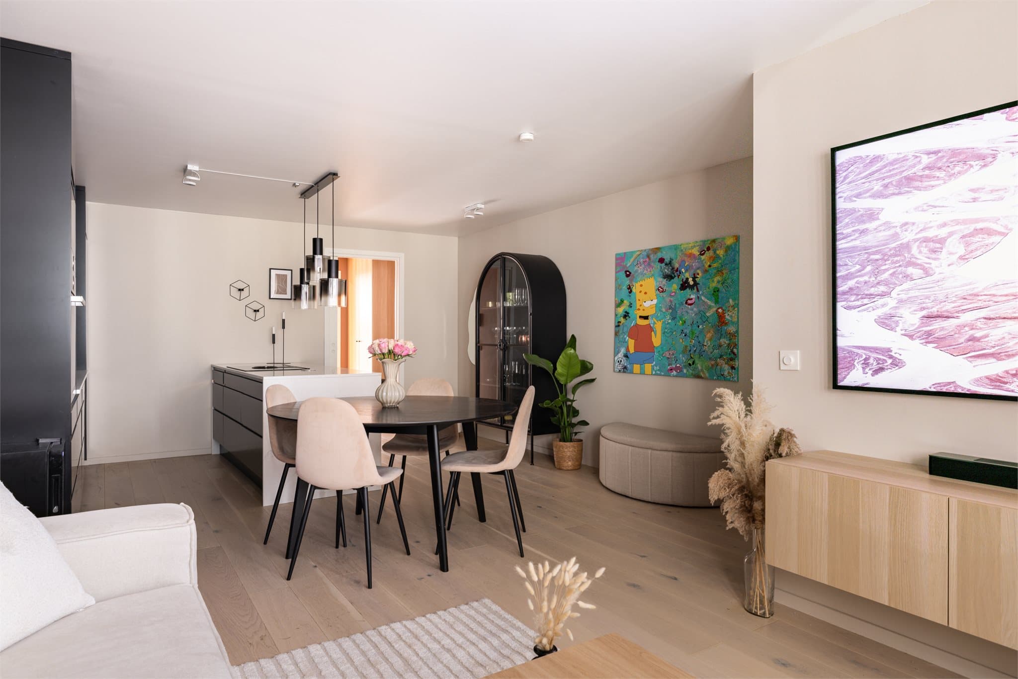 Leiligheten har en åpne stue- og kjøkkenløsningen.