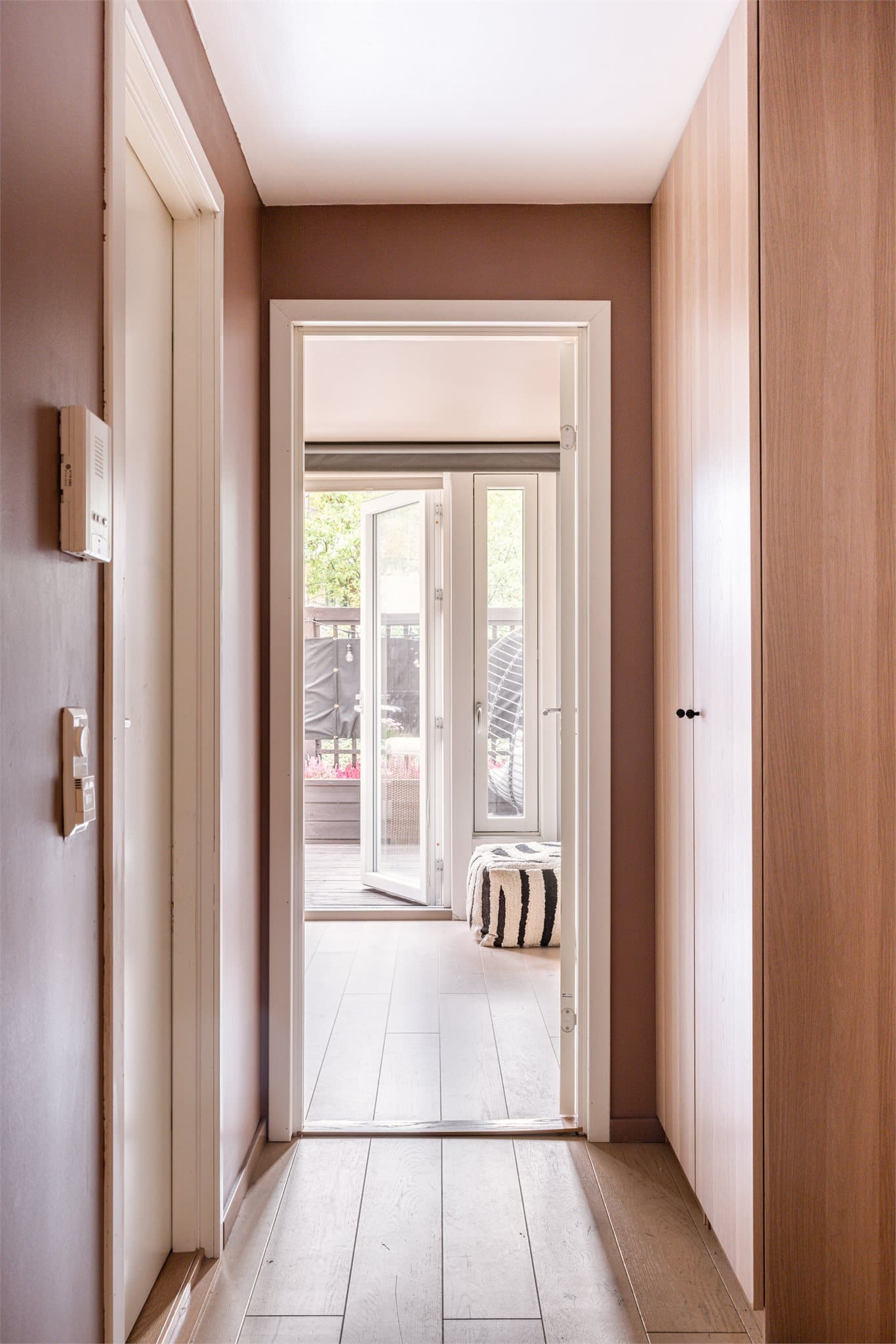 Gulvet er lagt med 1-stavs parkett som er gjennomgående for hele leiligheten, med unntak av våtrom.